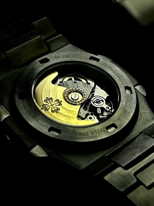 Patek Philippe Nautilus soati ko‘k soat yuzasi bilan