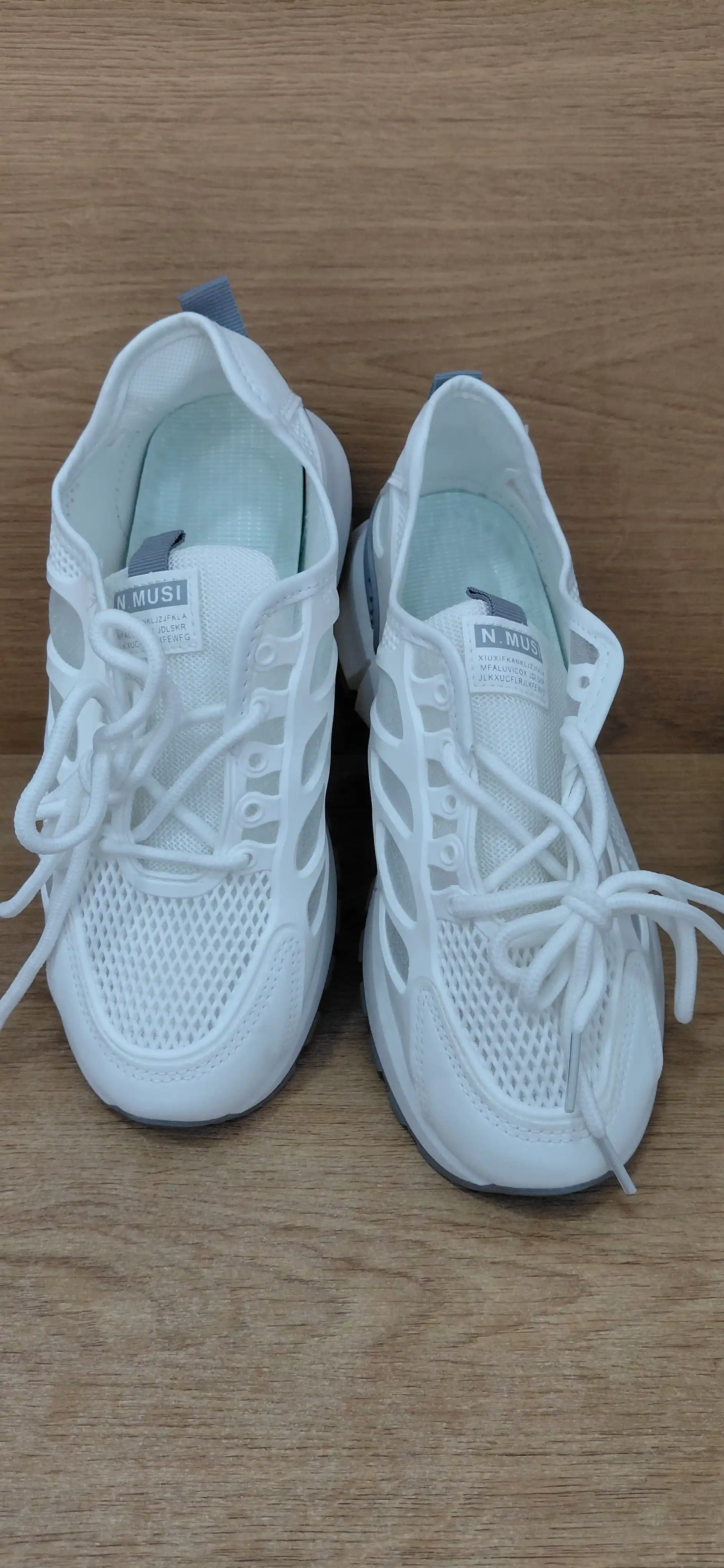 Ayollar krossovkasi, o‘lchamlari 35-40