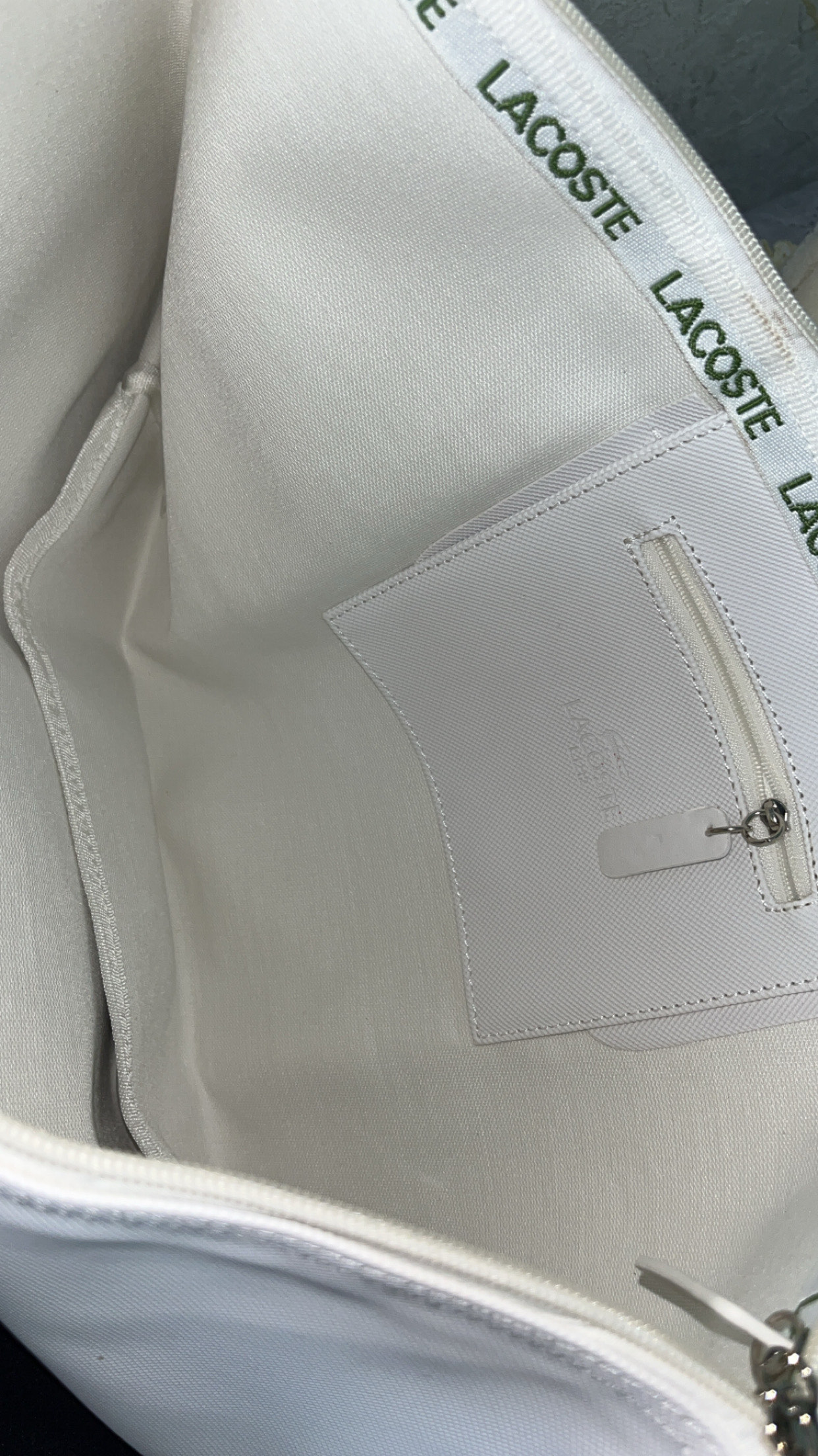 Ayollar uchun sumka Lacoste uslubida