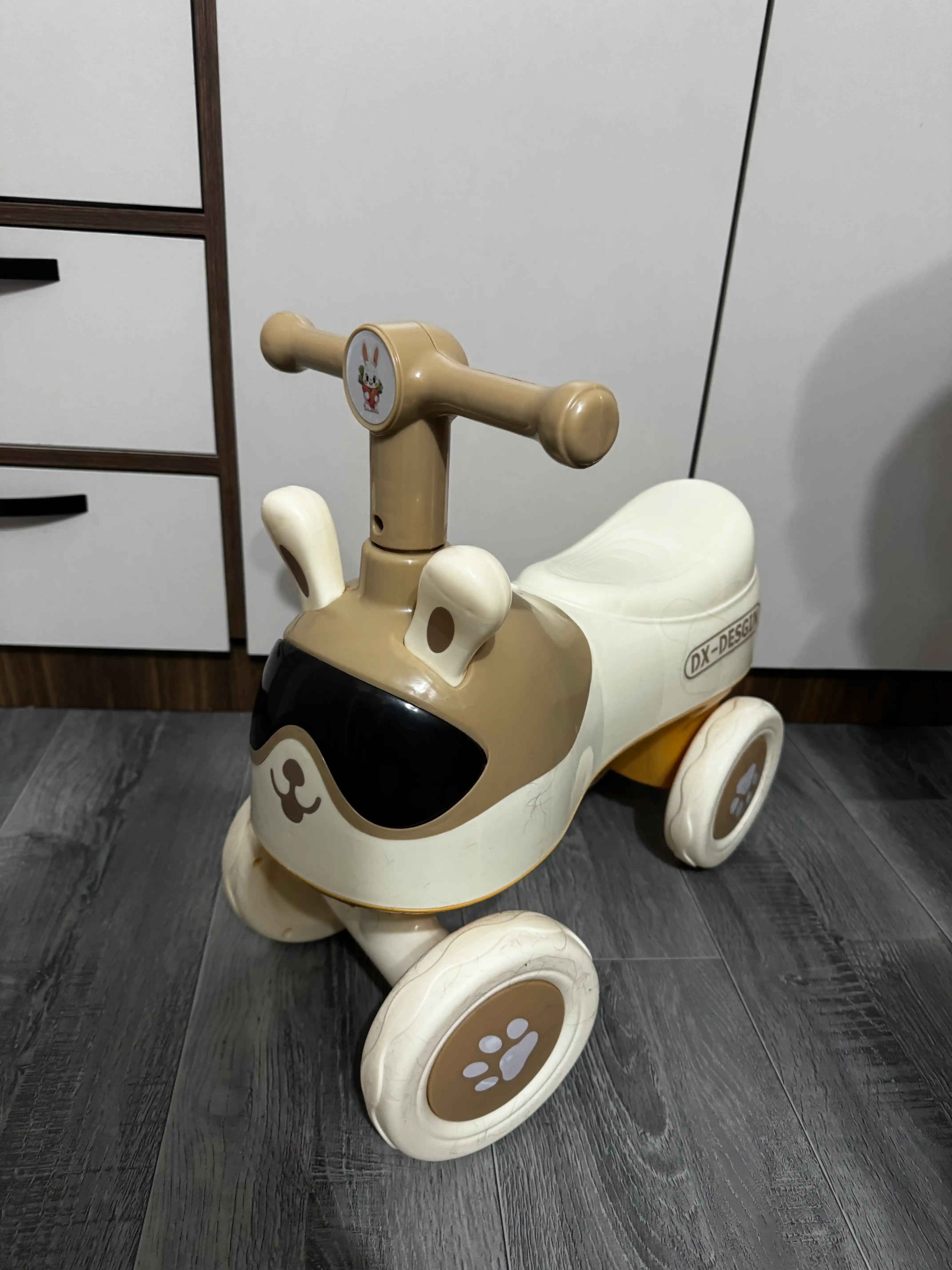 Bolalar uchun to‘rt g‘ildirakli tolokar-katalka, pedalsiz yuguruvchi, muvozanatlovchi velosiped, 1+
