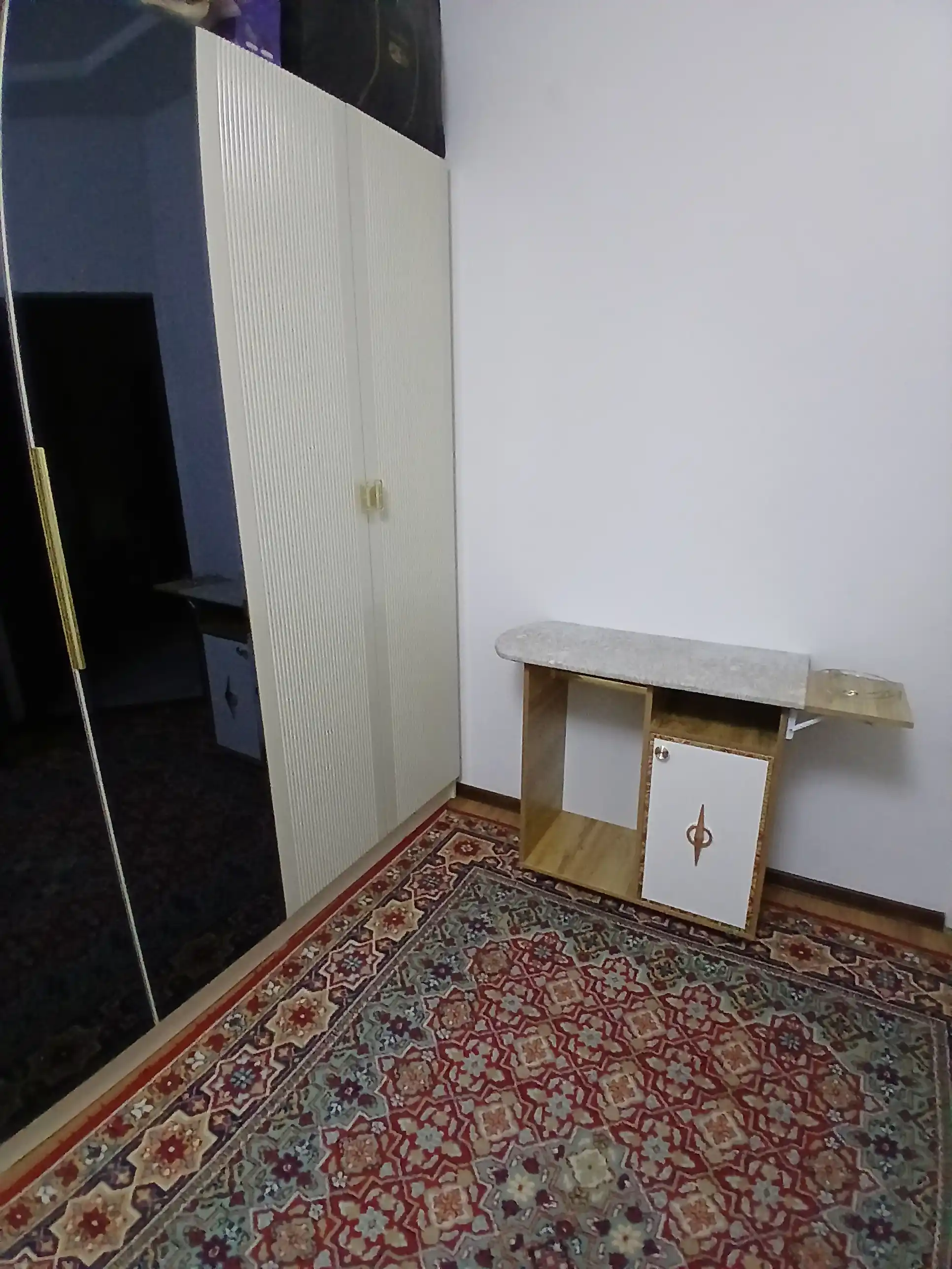Гладильная доска со шкафчиком и складной термостойкой полкой для утюга и хранения