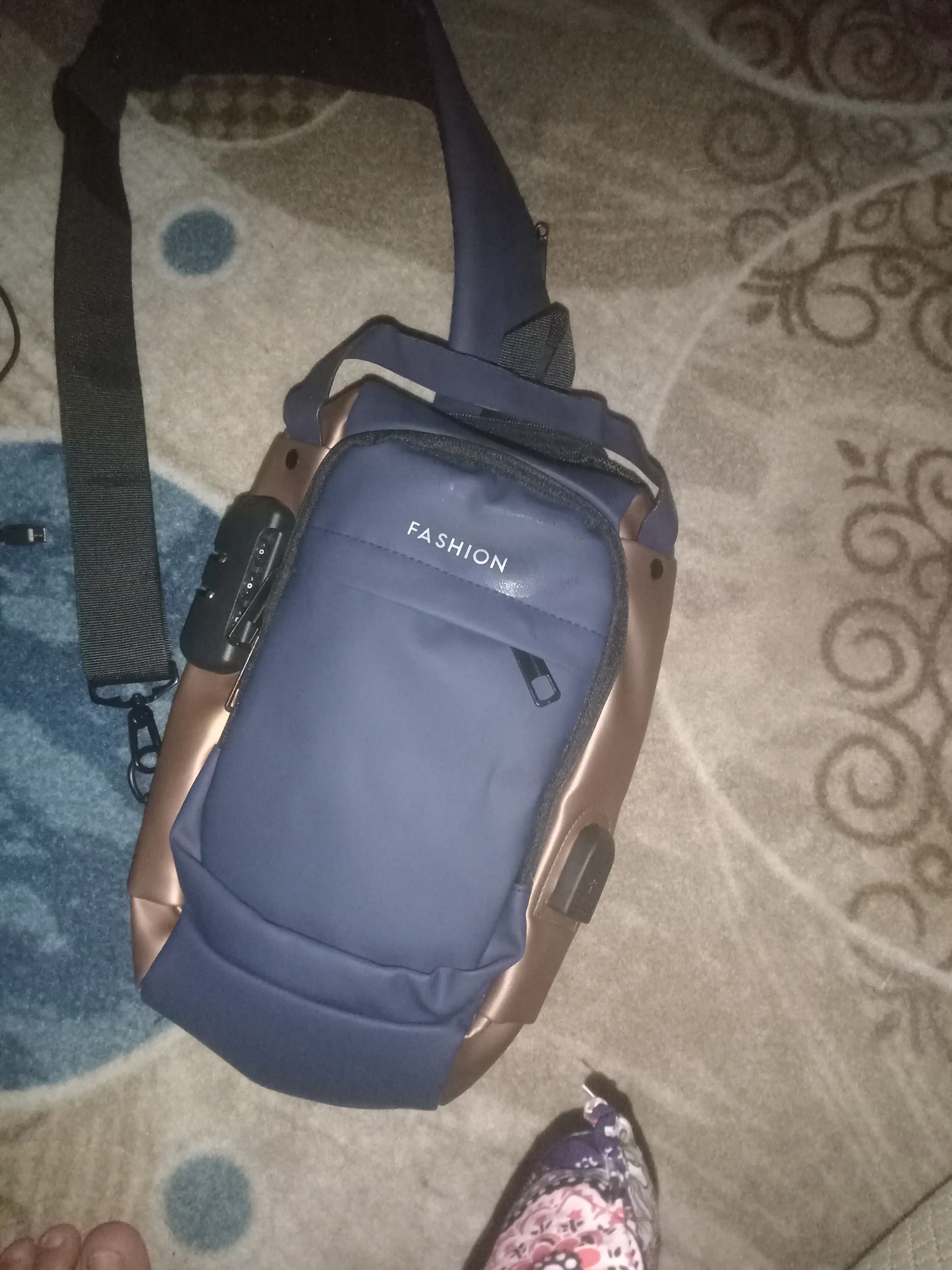 Erkaklar sumkasi, barsetka, bananka, qulfli va USB zaryadlovchi bilan, yelkama