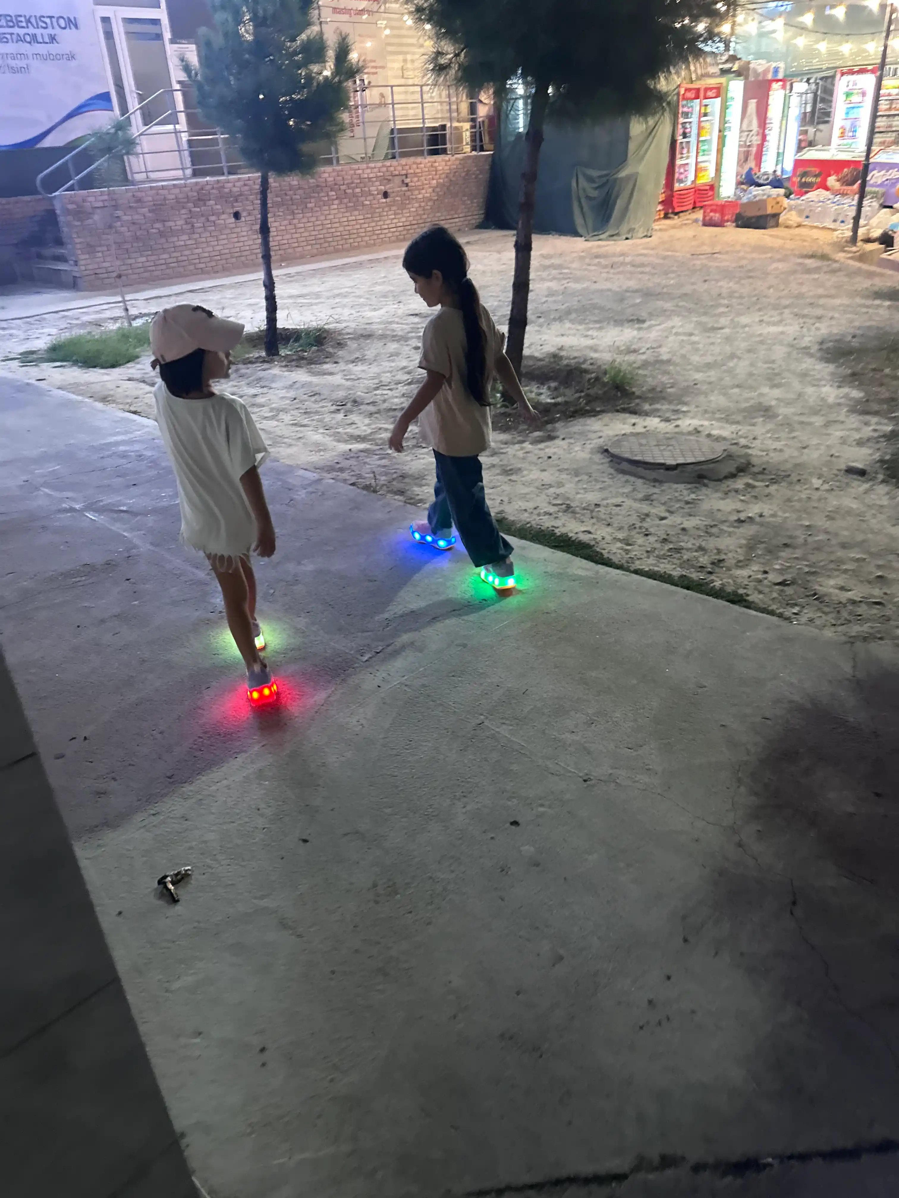 LED yoritgichli va yechiladigan g‘ildirakli krossovkalar, bolalar va o‘smirlar uchun