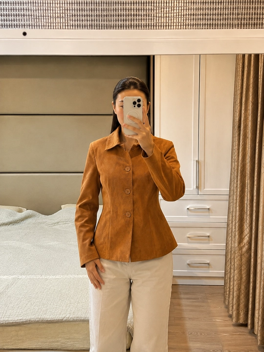 Ayollar uchun tugmali zamshali jaket - 