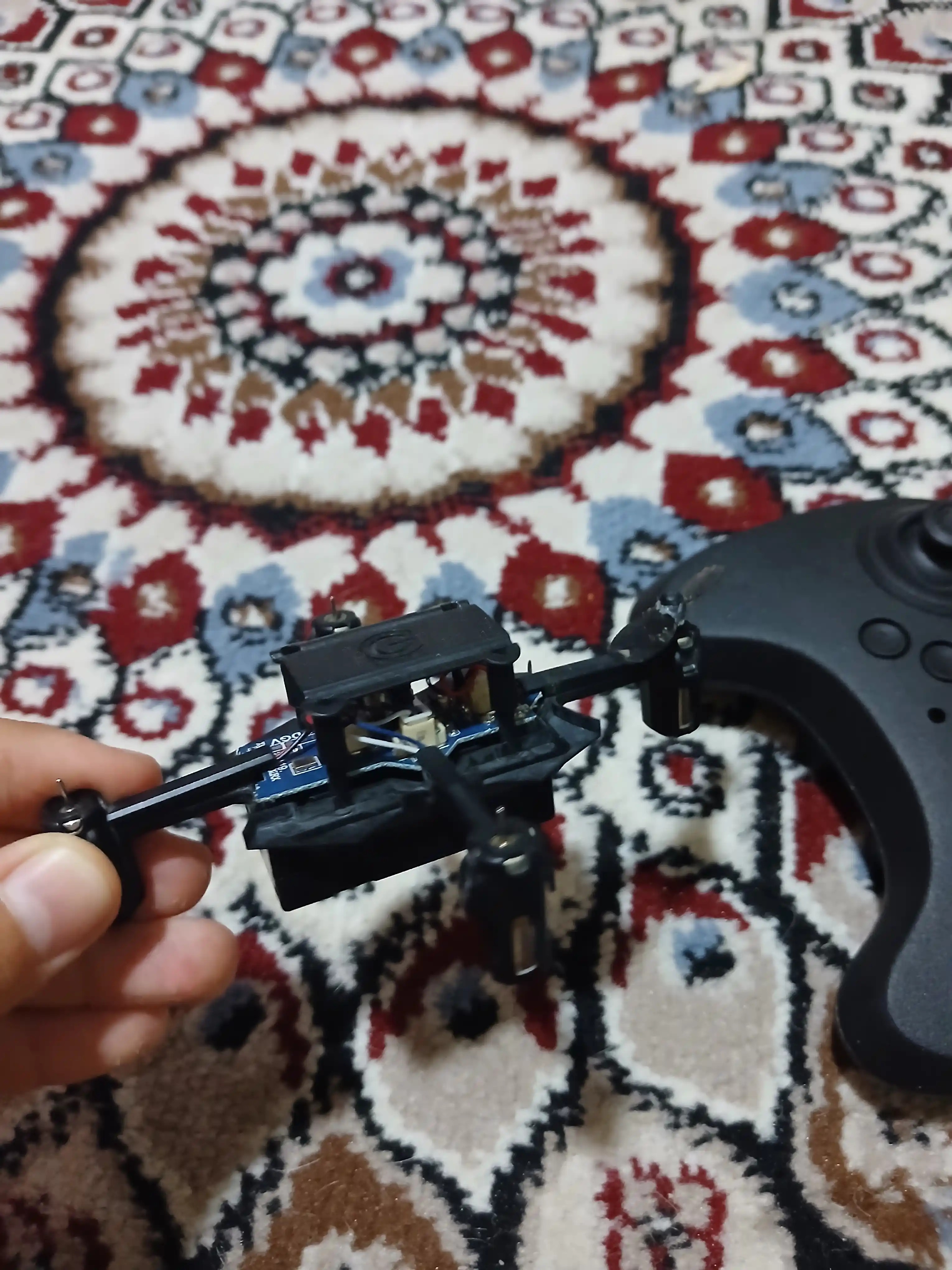 360° fokusli va yorqin RGB yoritgichli radio boshqariladigan Fighter dron samolyoti
