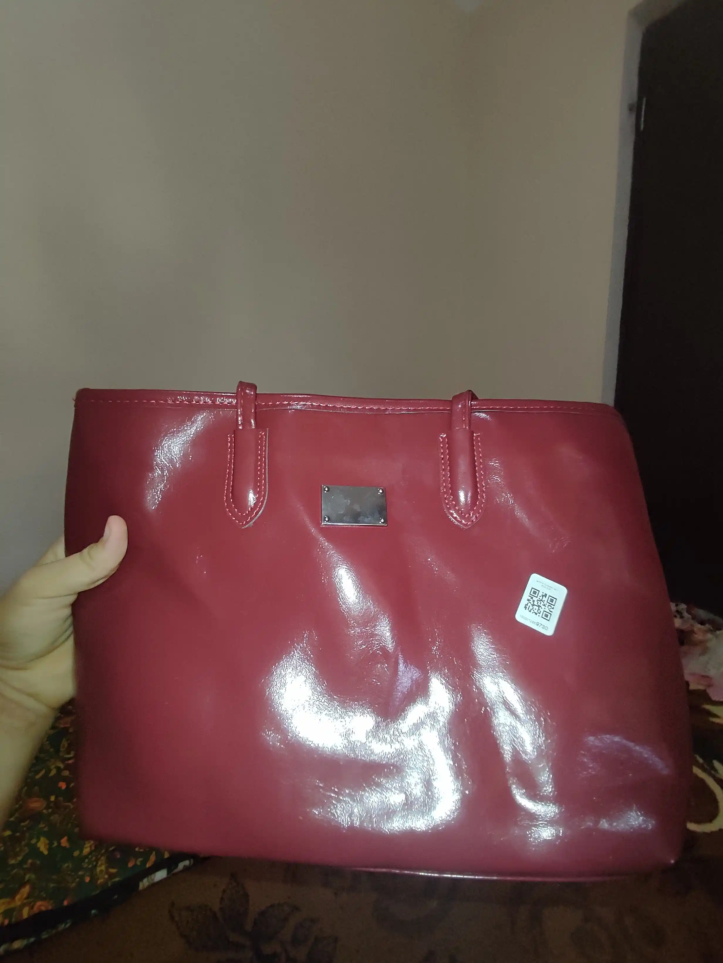 Ayollar uchun loklangan, eko-charmdan tikilgan, zamonaviy va keng shopper sumkasi, sharf va brelok bilan