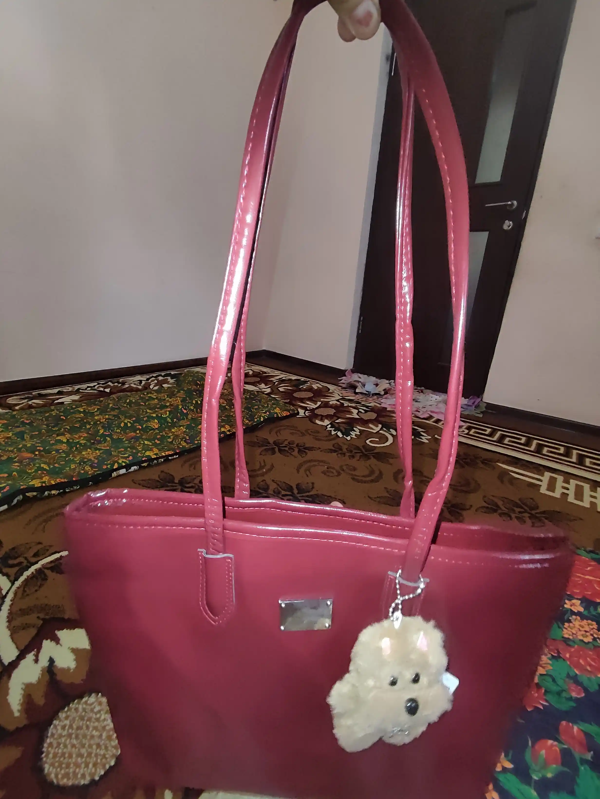 Ayollar uchun loklangan, eko-charmdan tikilgan, zamonaviy va keng shopper sumkasi, sharf va brelok bilan