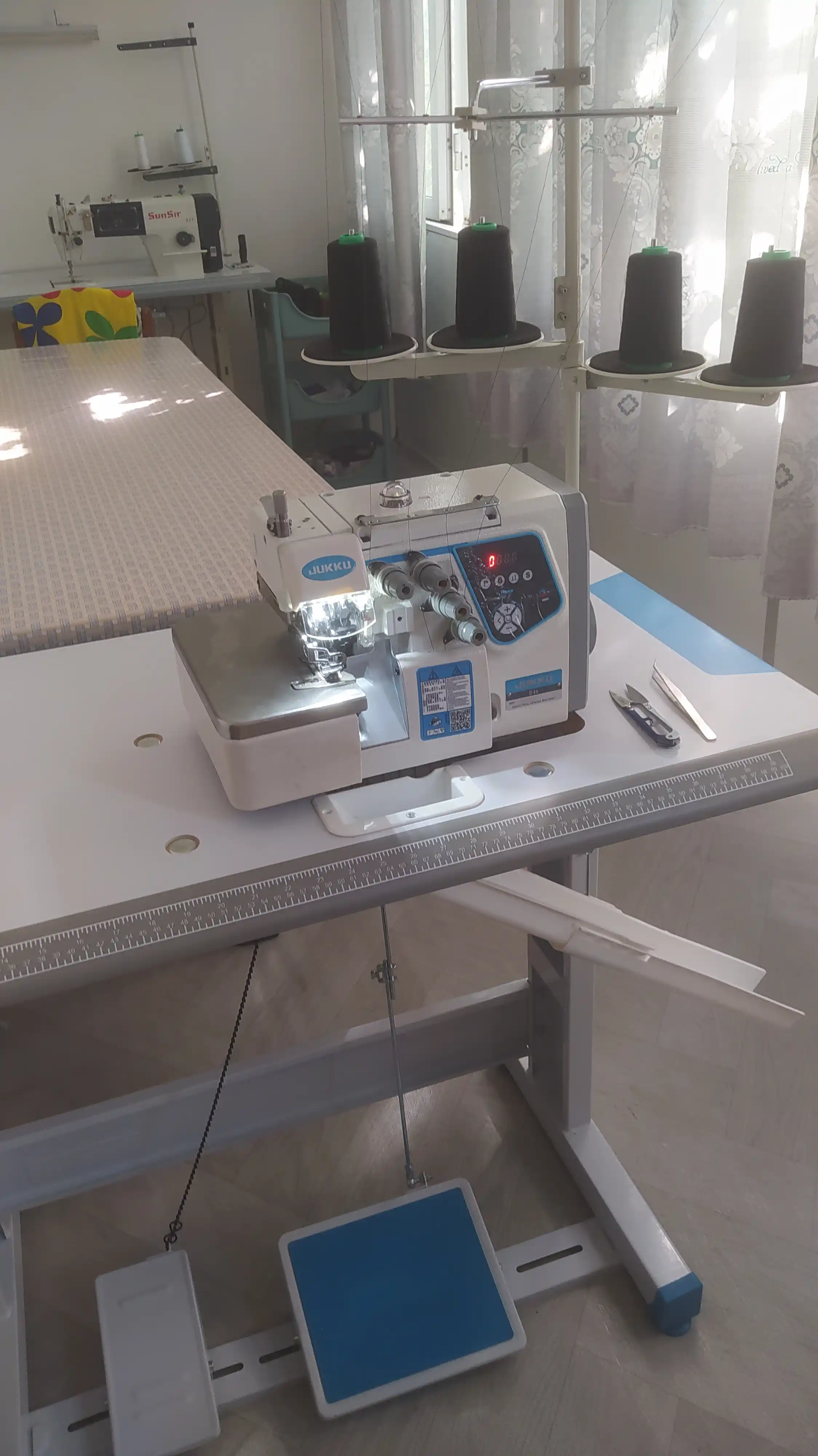 JUKKU E4S sanoat overlock mashinasi, servo motor, raqamli panel, avtomatik moylash