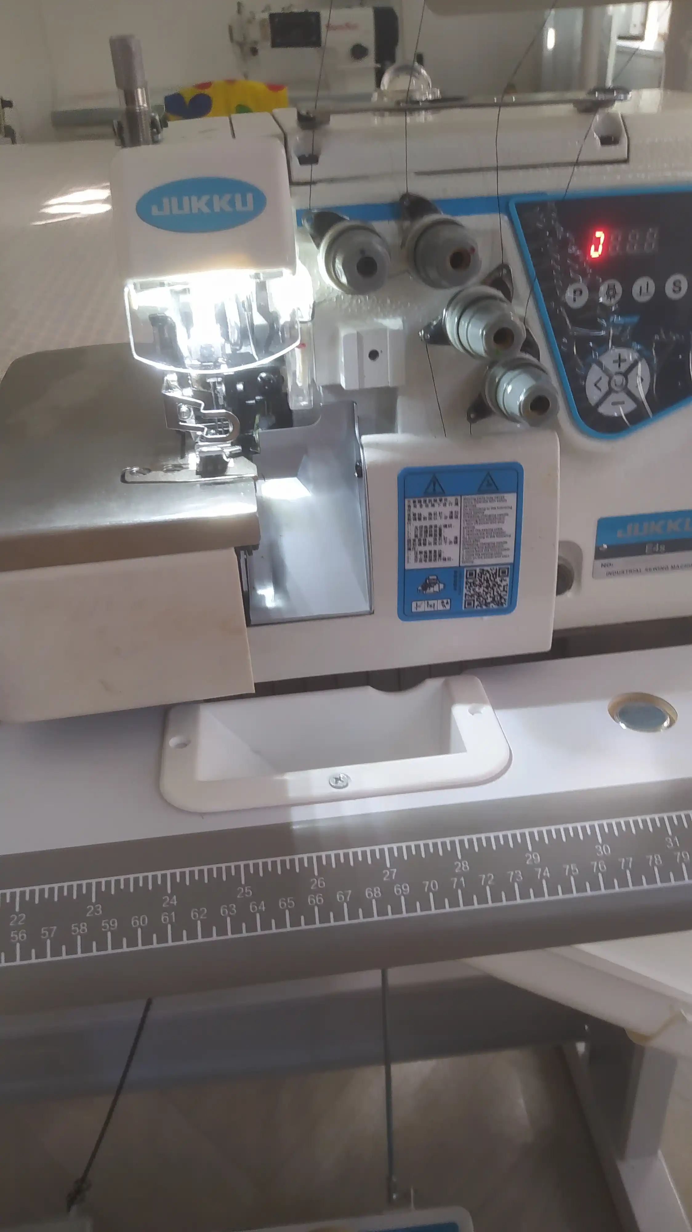 JUKKU E4S sanoat overlock mashinasi, servo motor, raqamli panel, avtomatik moylash