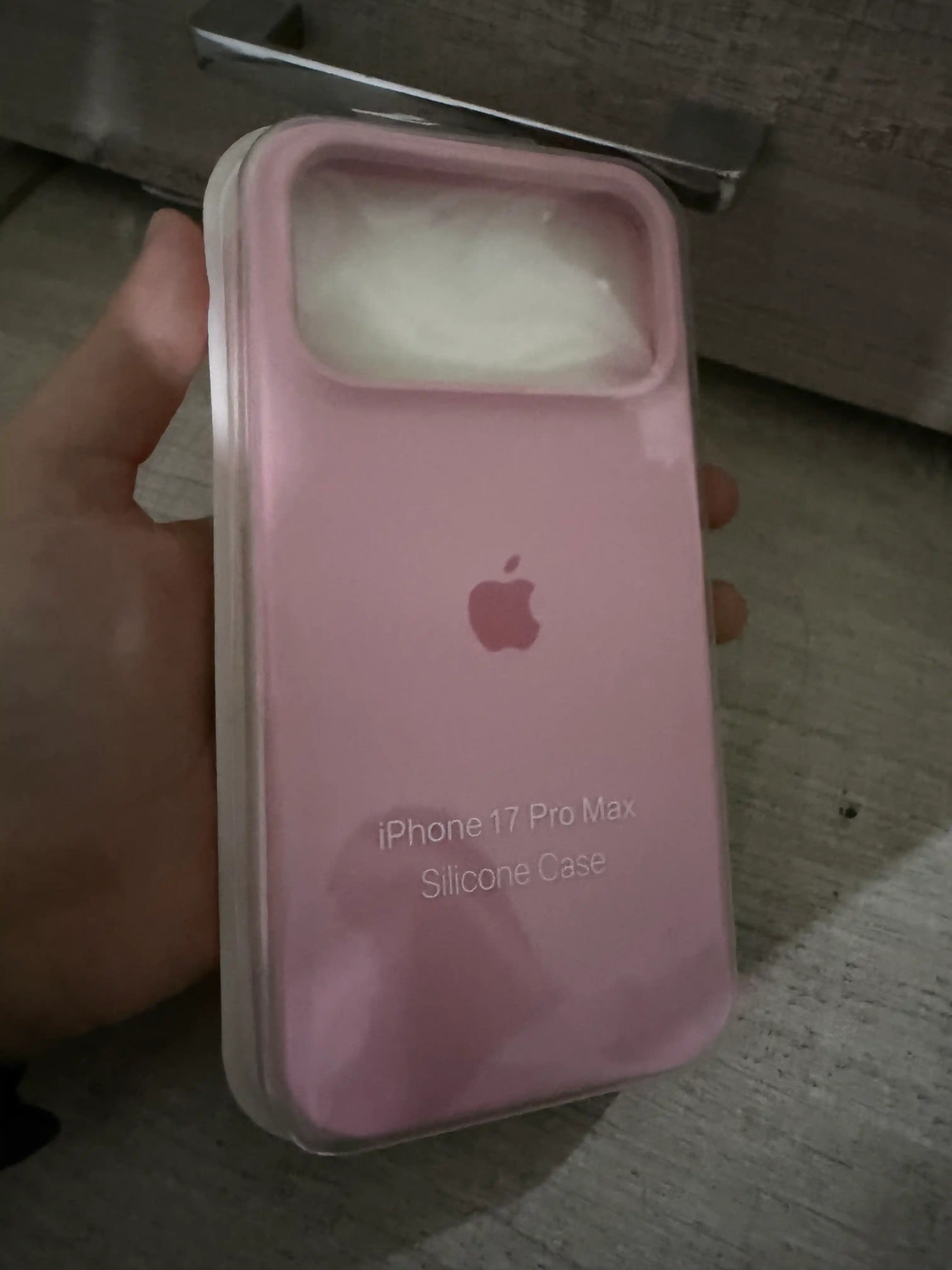 Силиконовый чехол с логотипом для iPhone 17 Pro Max/18 Pro Max бортик 1.5 мм