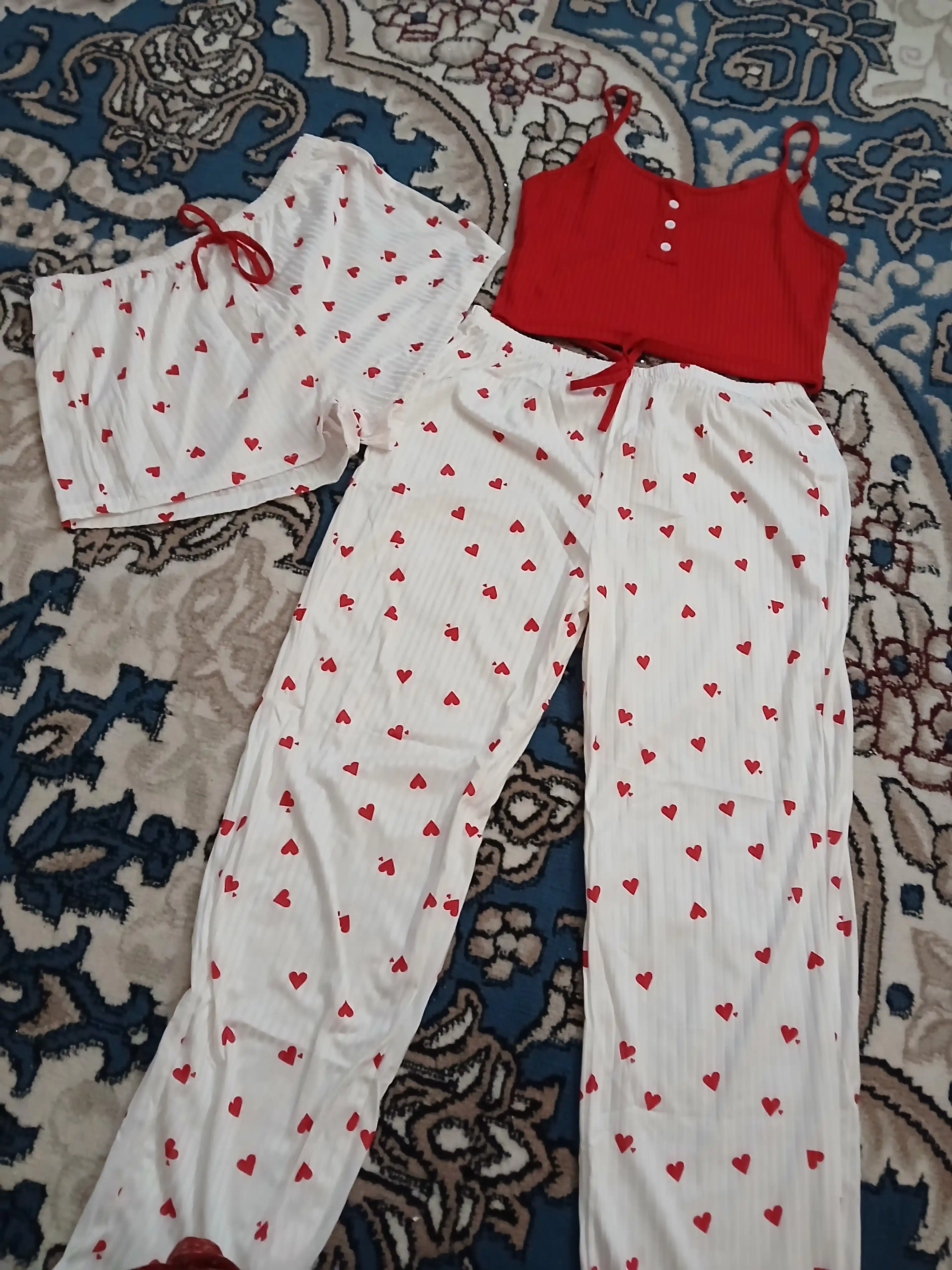 Pijama ayollar uchun 3x1, ayollar uy kiyimi to‘plami, gulli troyka – top, shim va shortik