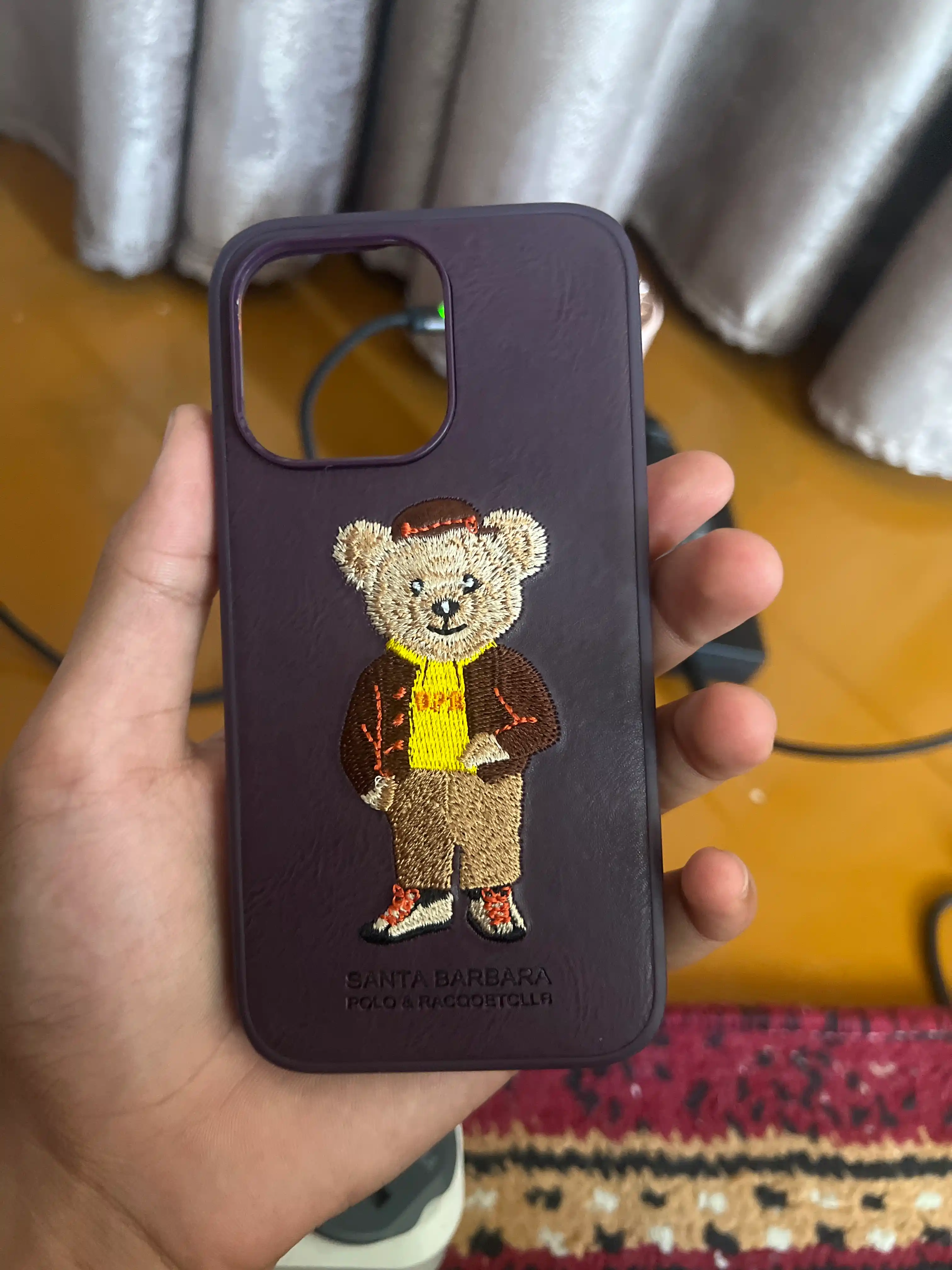 IPhone 13 Pro / 13 Pro Max uchun kashta tikilgan Santa Barbara Polo charm g‘ilofi
