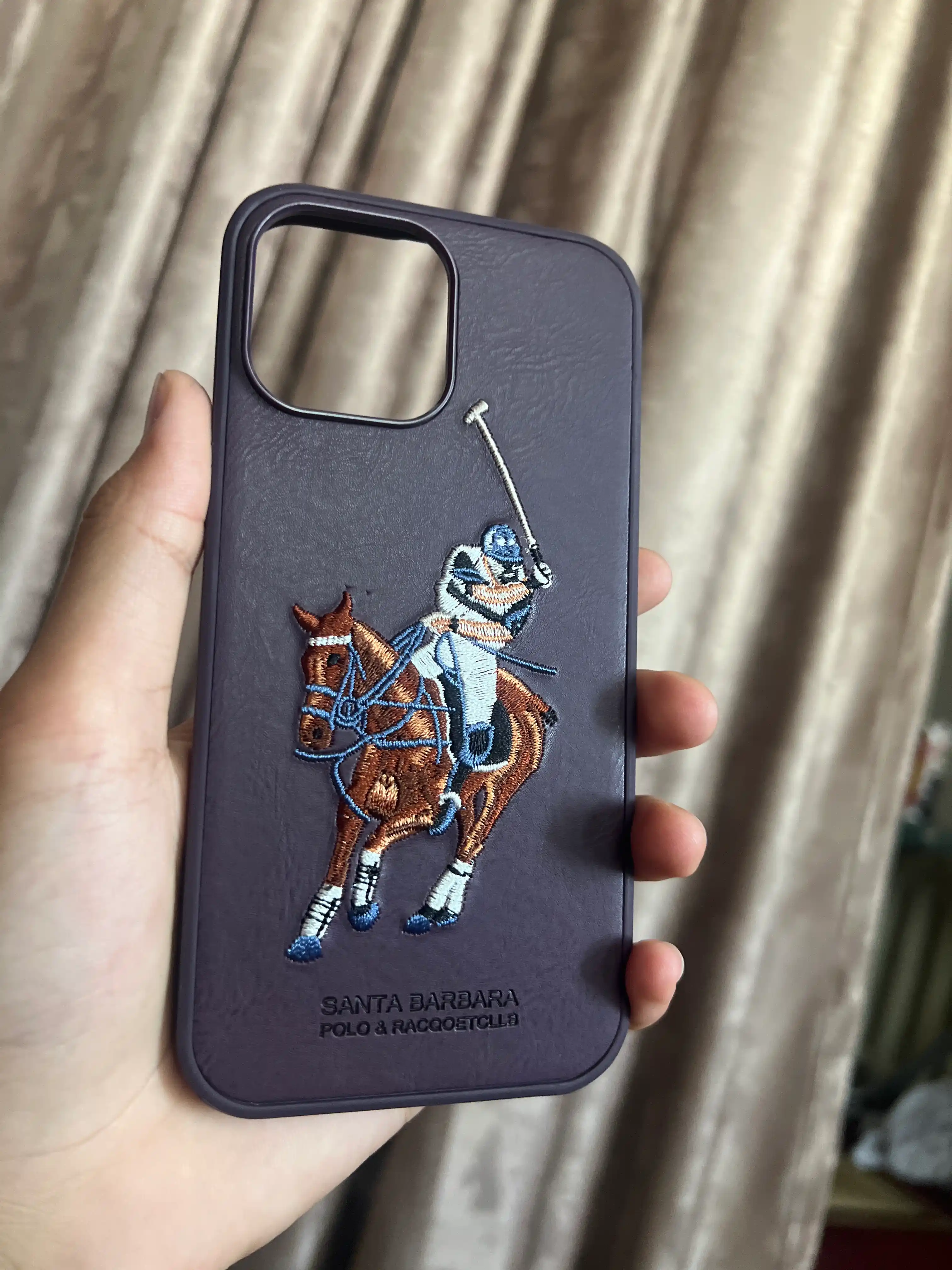 IPhone 13 Pro / 13 Pro Max uchun kashta tikilgan Santa Barbara Polo charm g‘ilofi