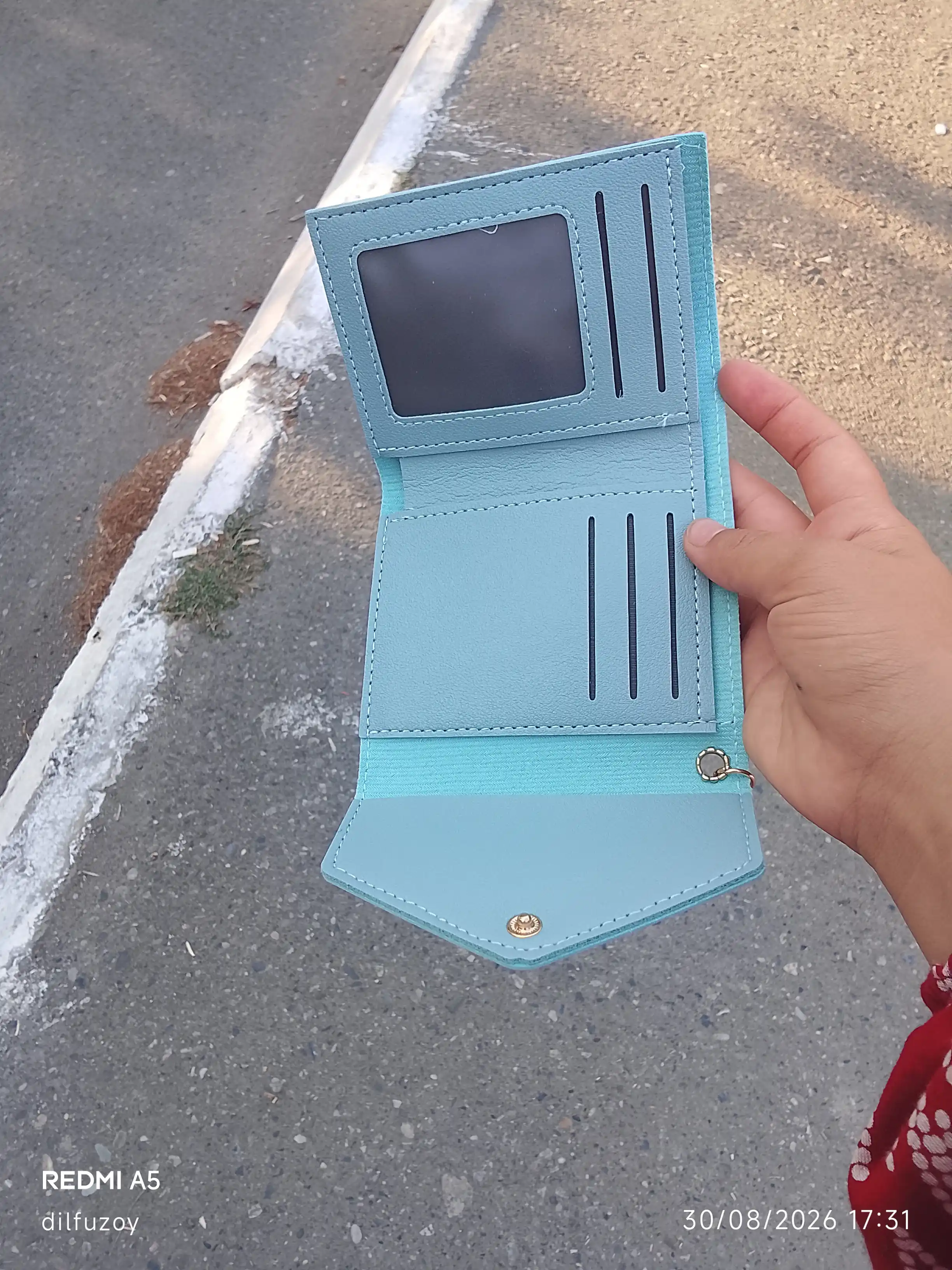 Ayollar hamyoni, tugmali qulfli. O‘lchami 11 sm * 9 sm