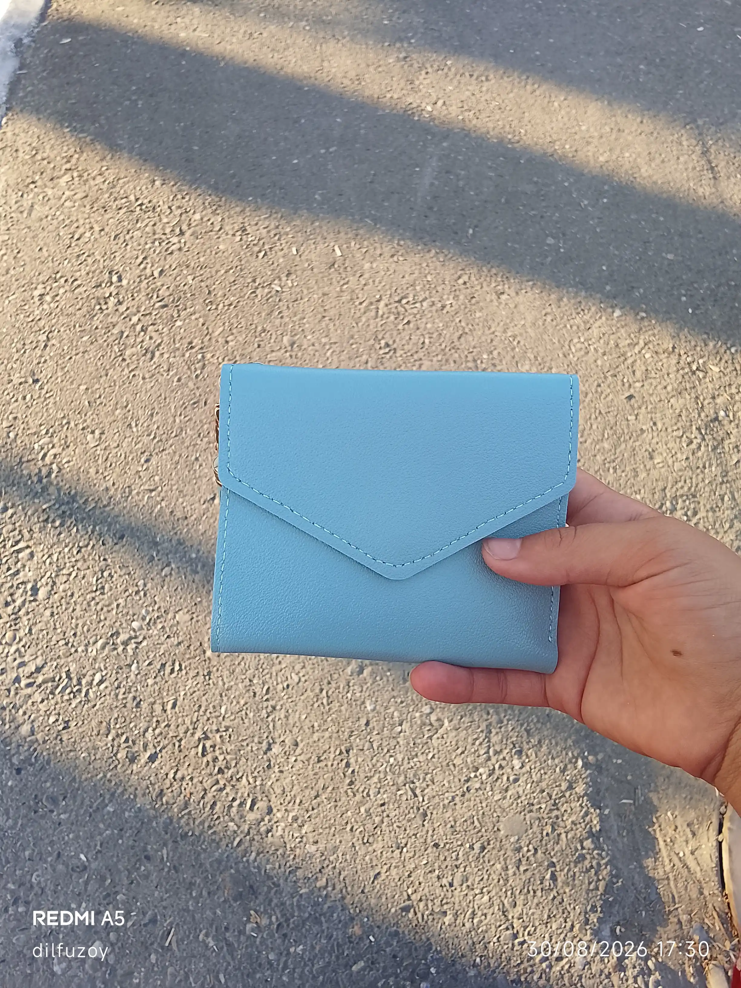 Ayollar hamyoni, tugmali qulfli. O‘lchami 11 sm * 9 sm