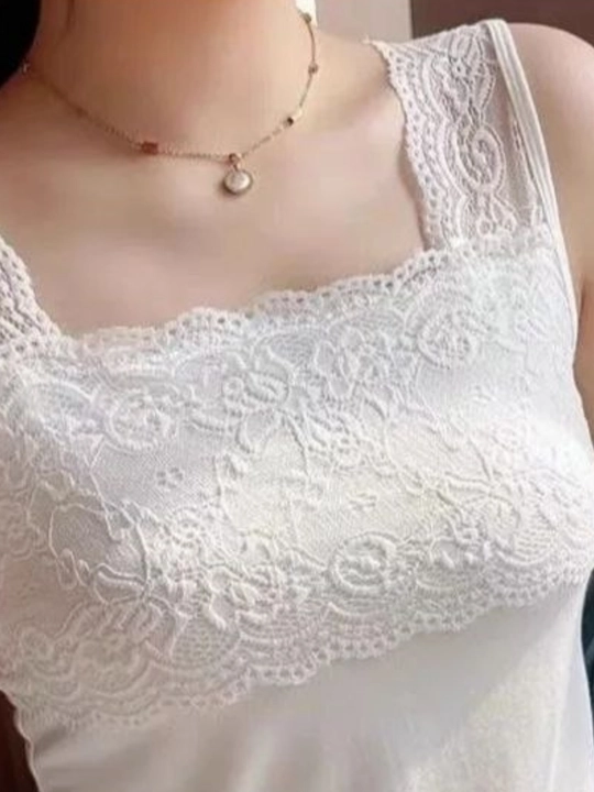 Ayollar uchun oq rangli mayka, qulay kundalik kiyim
