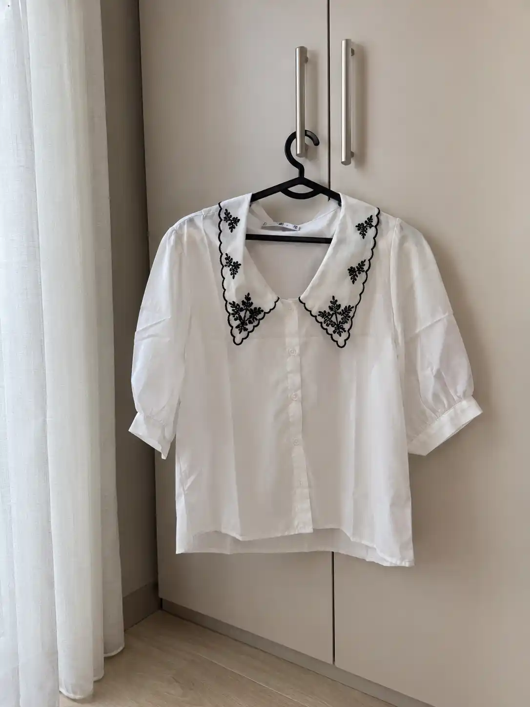 Kashta tikilgan va bezakli yoqali, uzun yengli, oq rangli ayollar bluzkasi, S-3XL