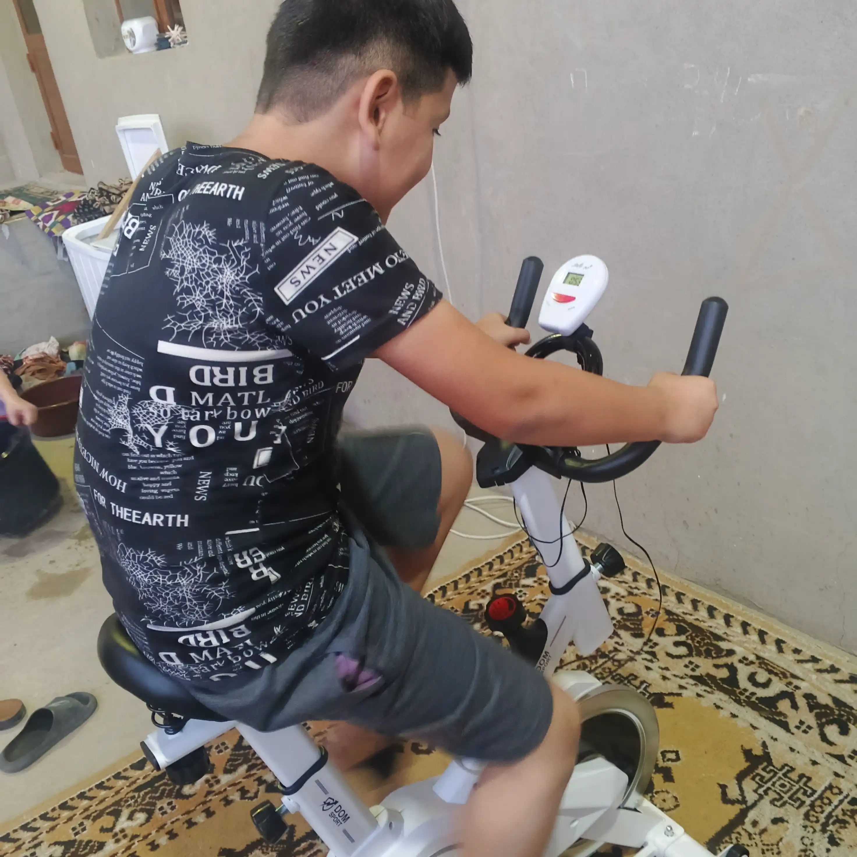 FIDGO uy uchun velotrenajyor, spin-bayk, displey va sozlanadigan o‘rindiq bilan