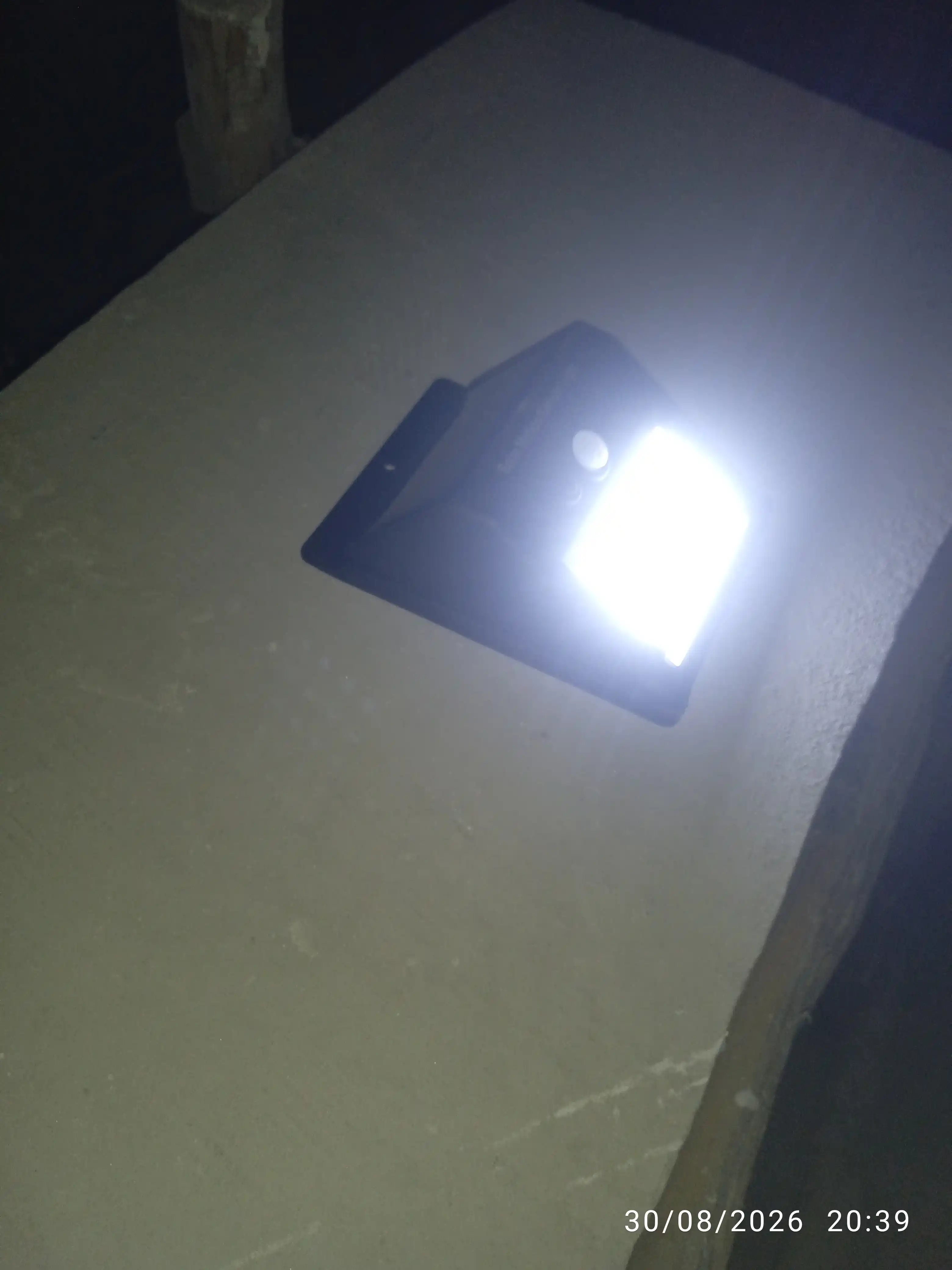 Quyosh energiyali devor chirog‘i PIR harakat sensori bilan, LED, avtomatik yoqilish