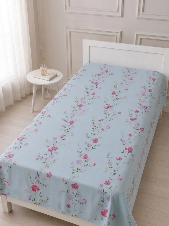 Bir kishilik karavot uchun mo‘ljallangan 130 x 210 o‘lchamli, 100% paxta tolali, yumshoq, nafas oladigan choyshab