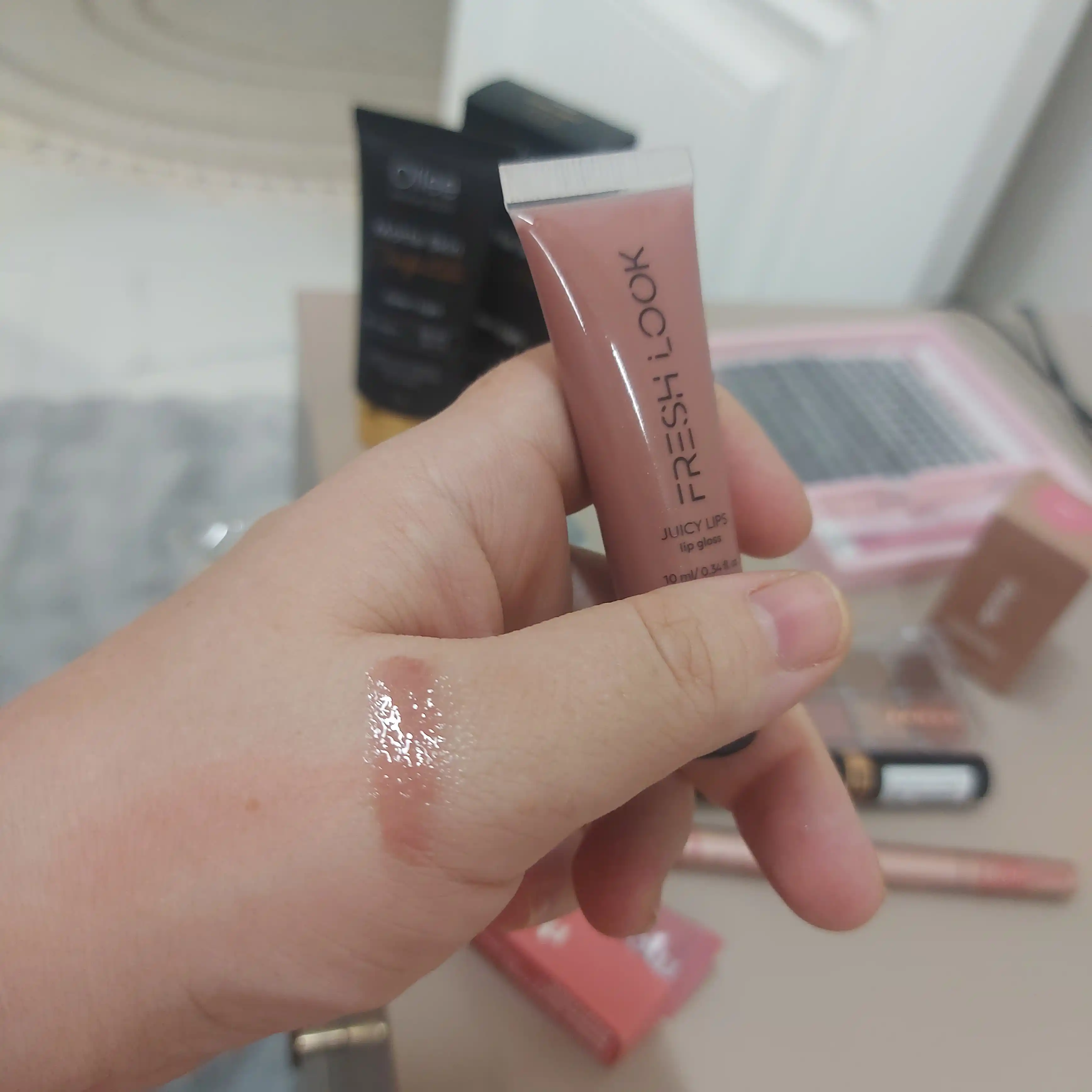 Блеск для губ аромат клубники FRESH LOOK JUICY LIPS lip gloss, розовый, 10 мл