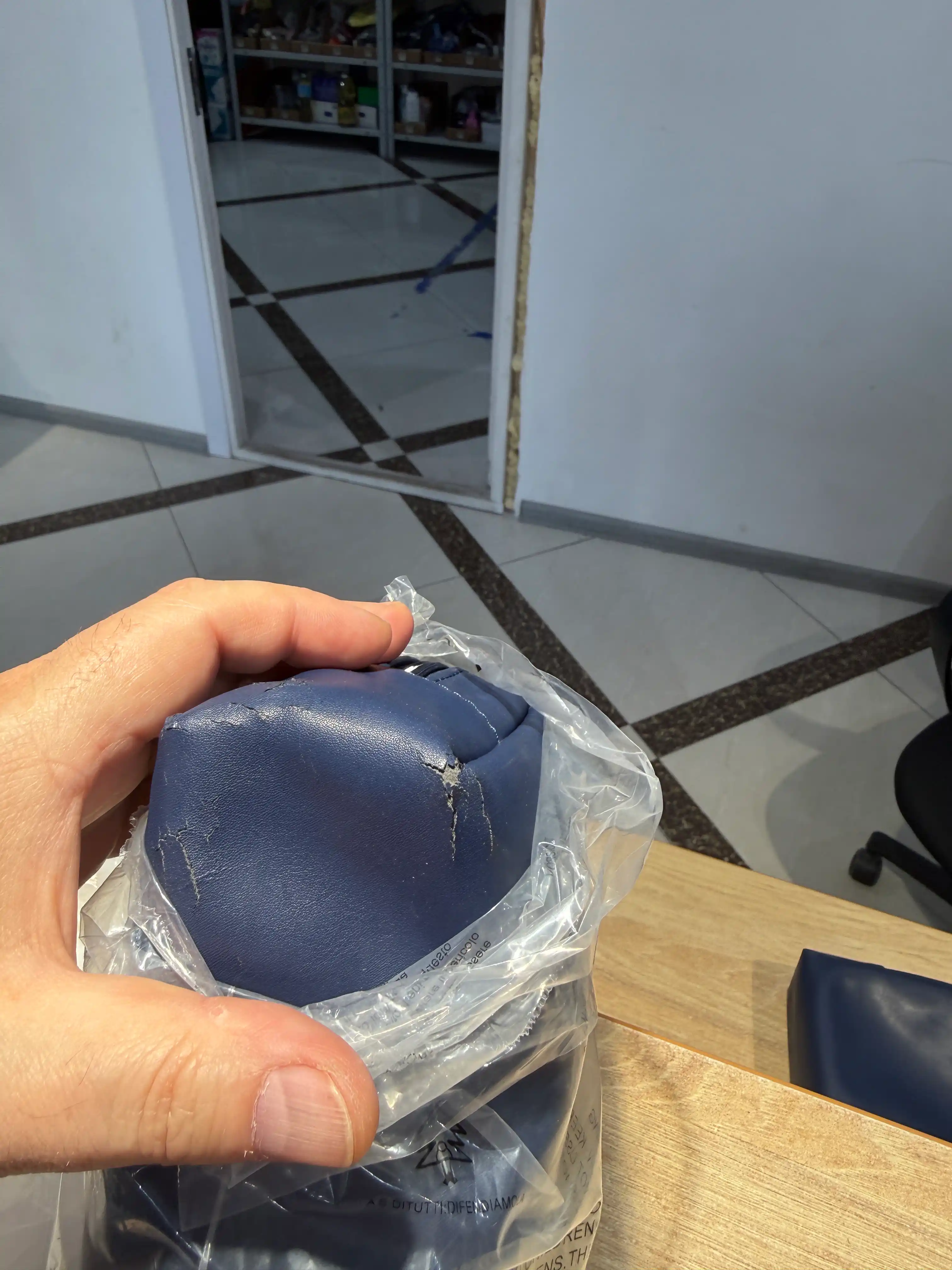 Cheklangan seriya kosmetik sumka-organayzer, AirChina 1-sinf  Italiya Ferragamo hamkorligi
