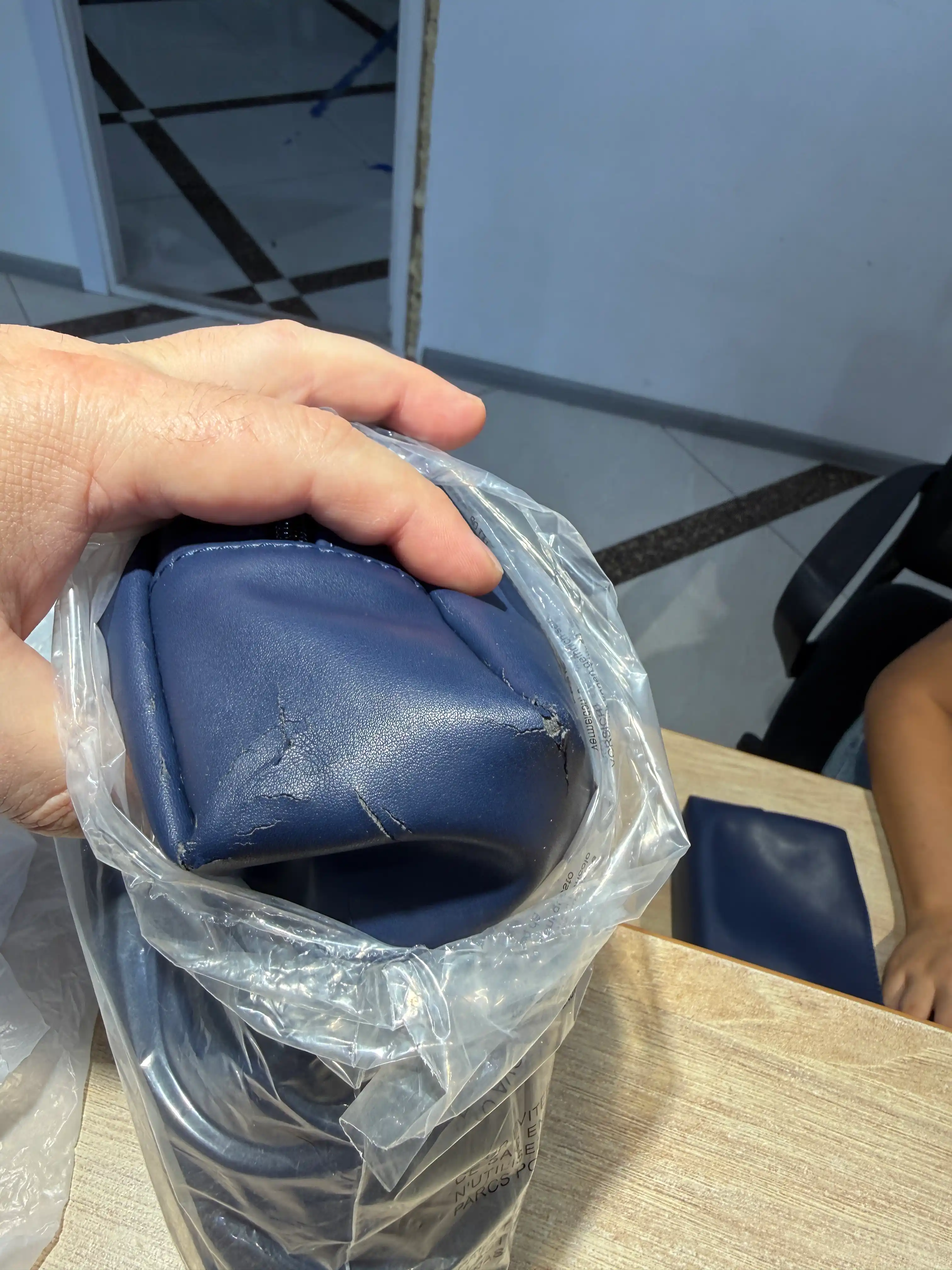 Cheklangan seriya kosmetik sumka-organayzer, AirChina 1-sinf  Italiya Ferragamo hamkorligi
