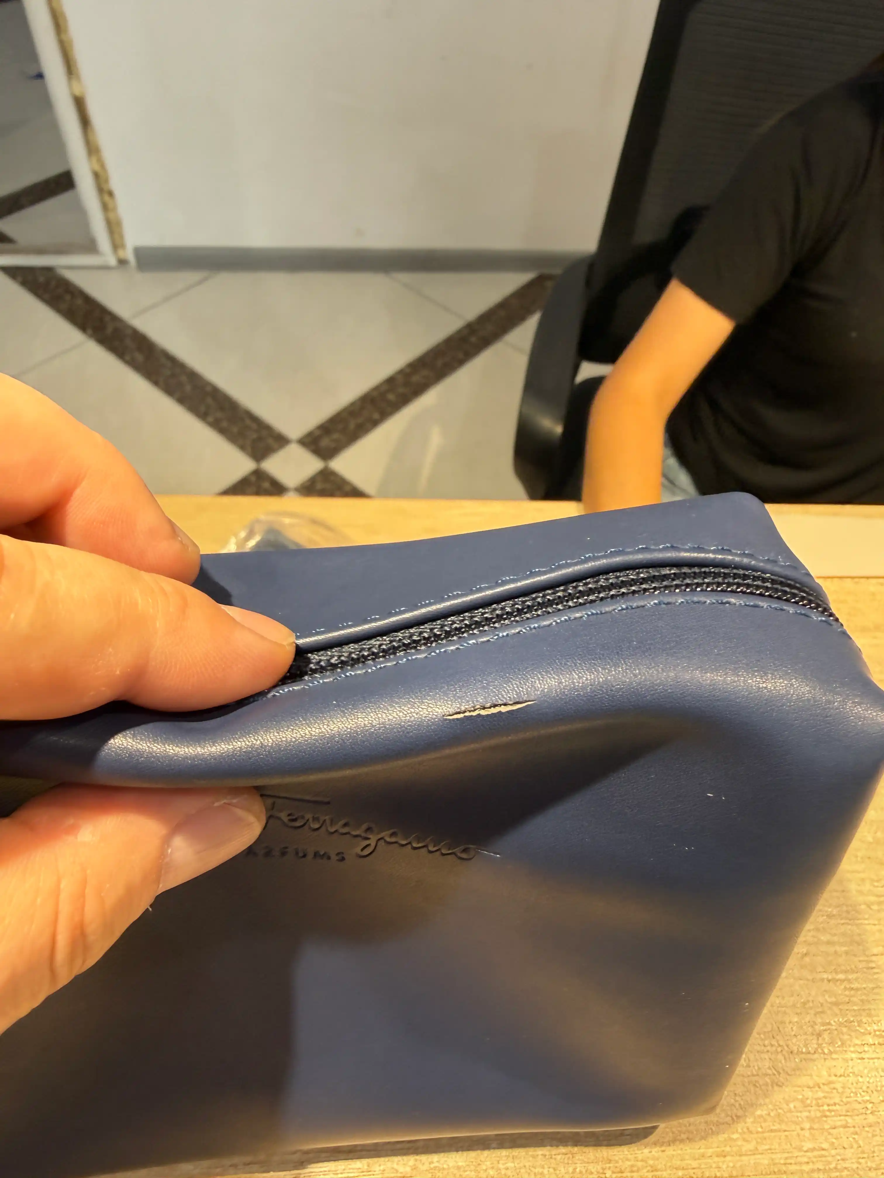Cheklangan seriya kosmetik sumka-organayzer, AirChina 1-sinf  Italiya Ferragamo hamkorligi