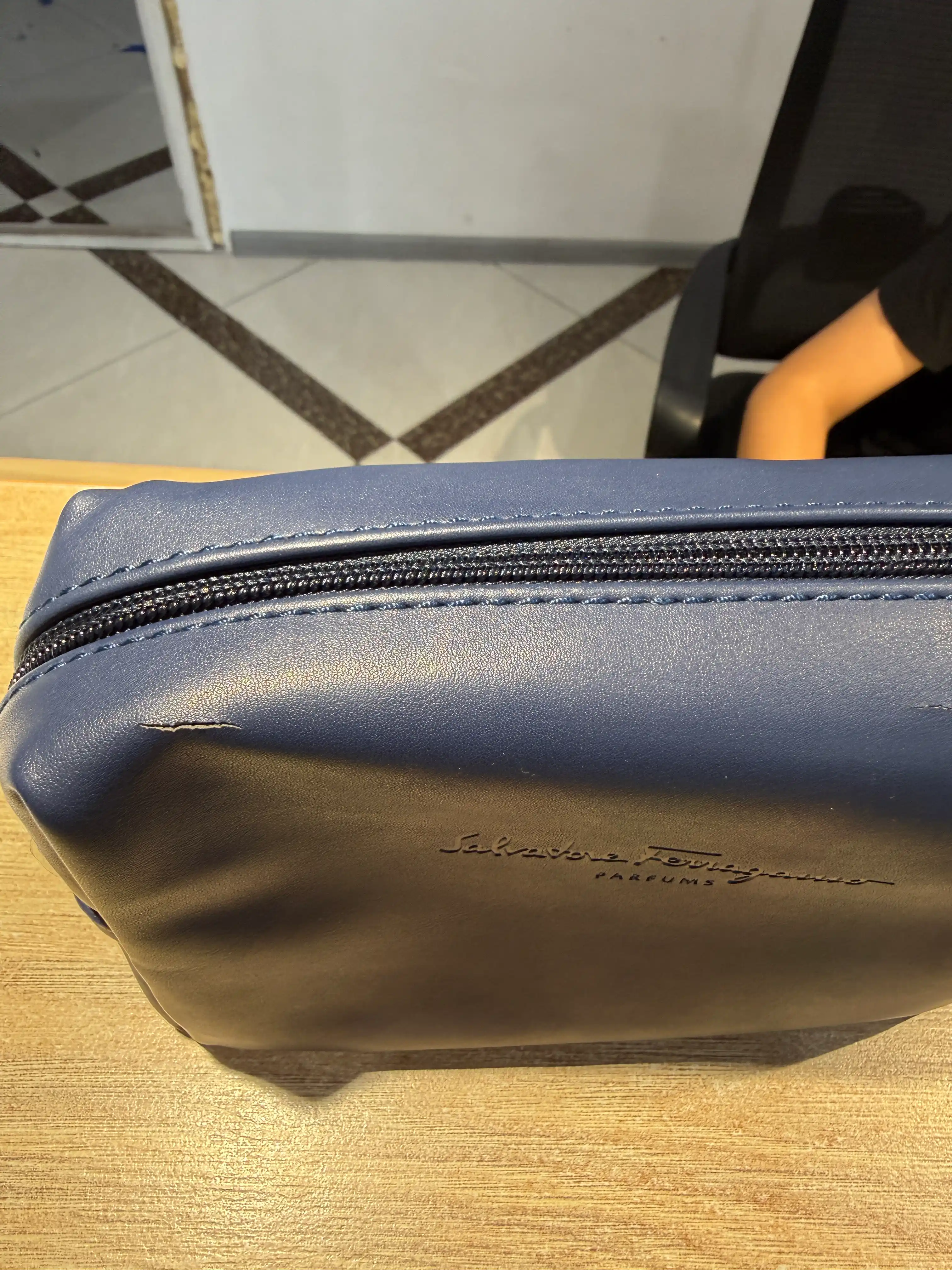 Cheklangan seriya kosmetik sumka-organayzer, AirChina 1-sinf  Italiya Ferragamo hamkorligi