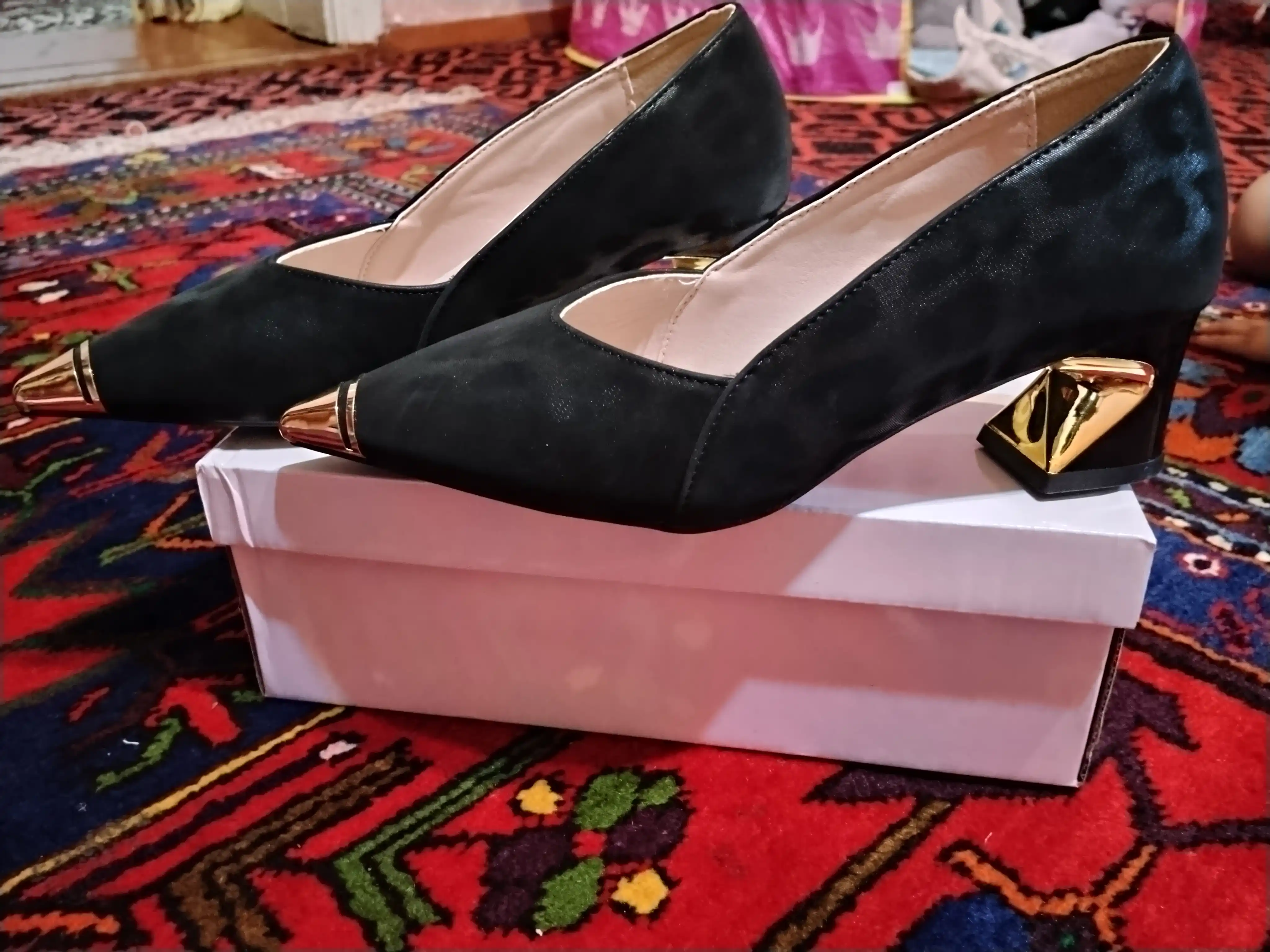 Ayollar uchun klassik tuflilar, metall burunli va blok poshnali