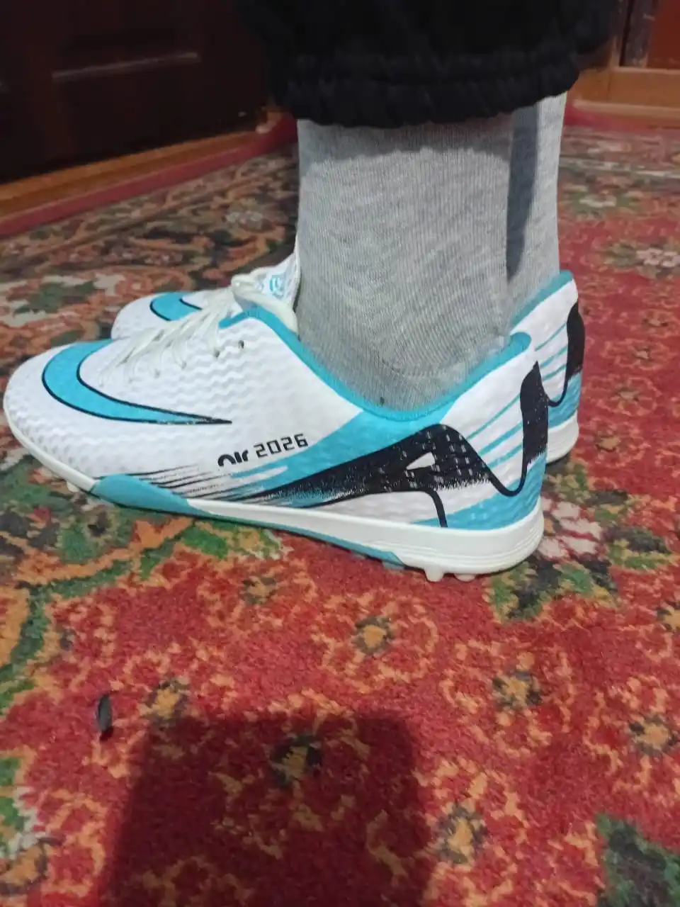 Futbol butslari, TF qirq oyoqli, futbol uchun, sun’iy maysazor uchun