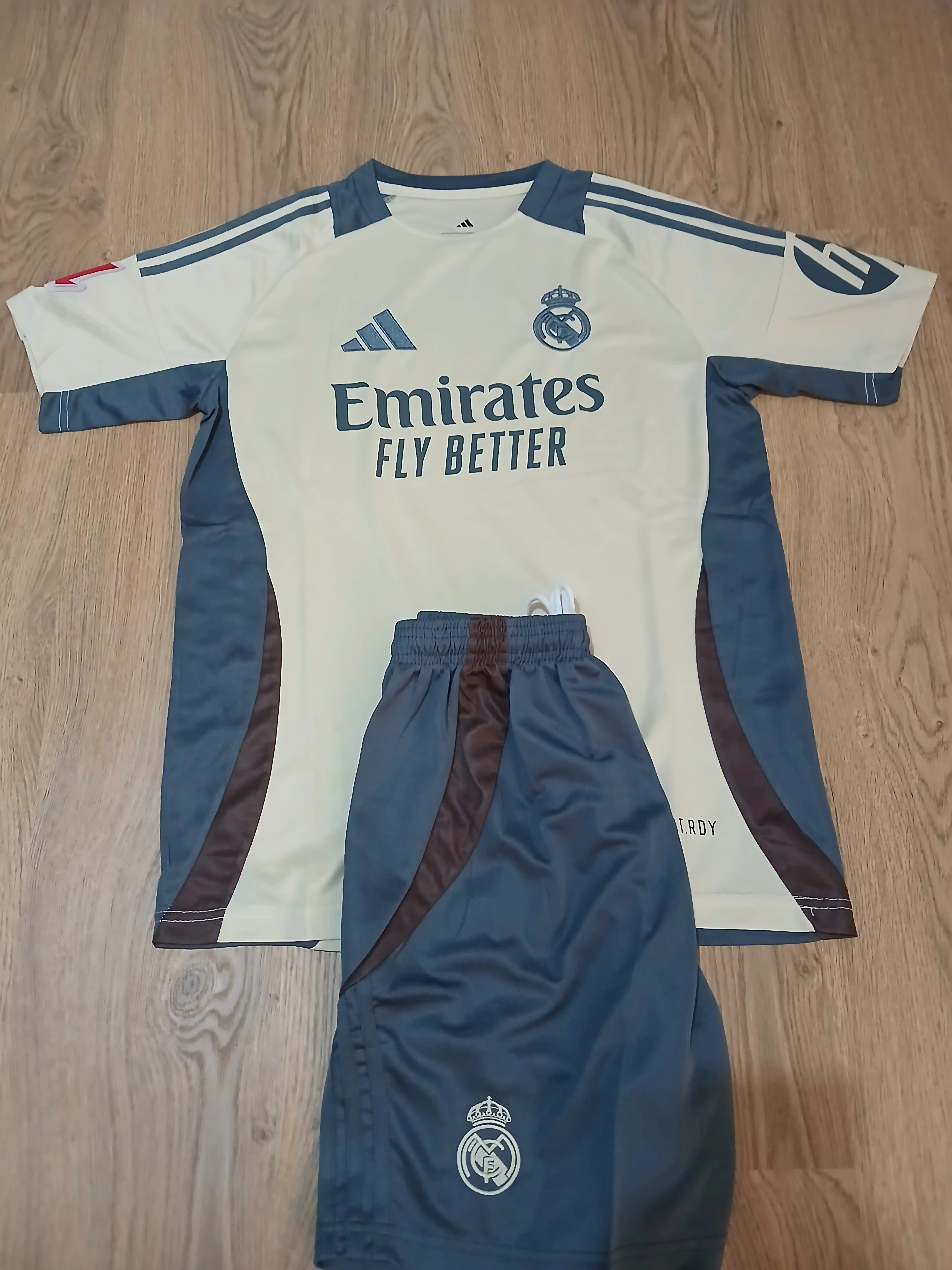 Real Madridning 2024/25-yilgi mavsumdagi uchinchi formasi - pushti rangli versiya