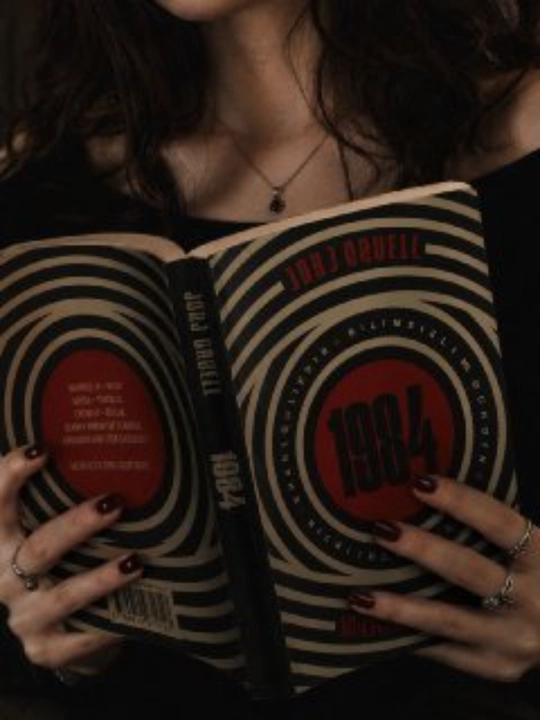 Jorj Oruell «1984» kitobi, o‘zbek tilidagi mashhur distopik roman
