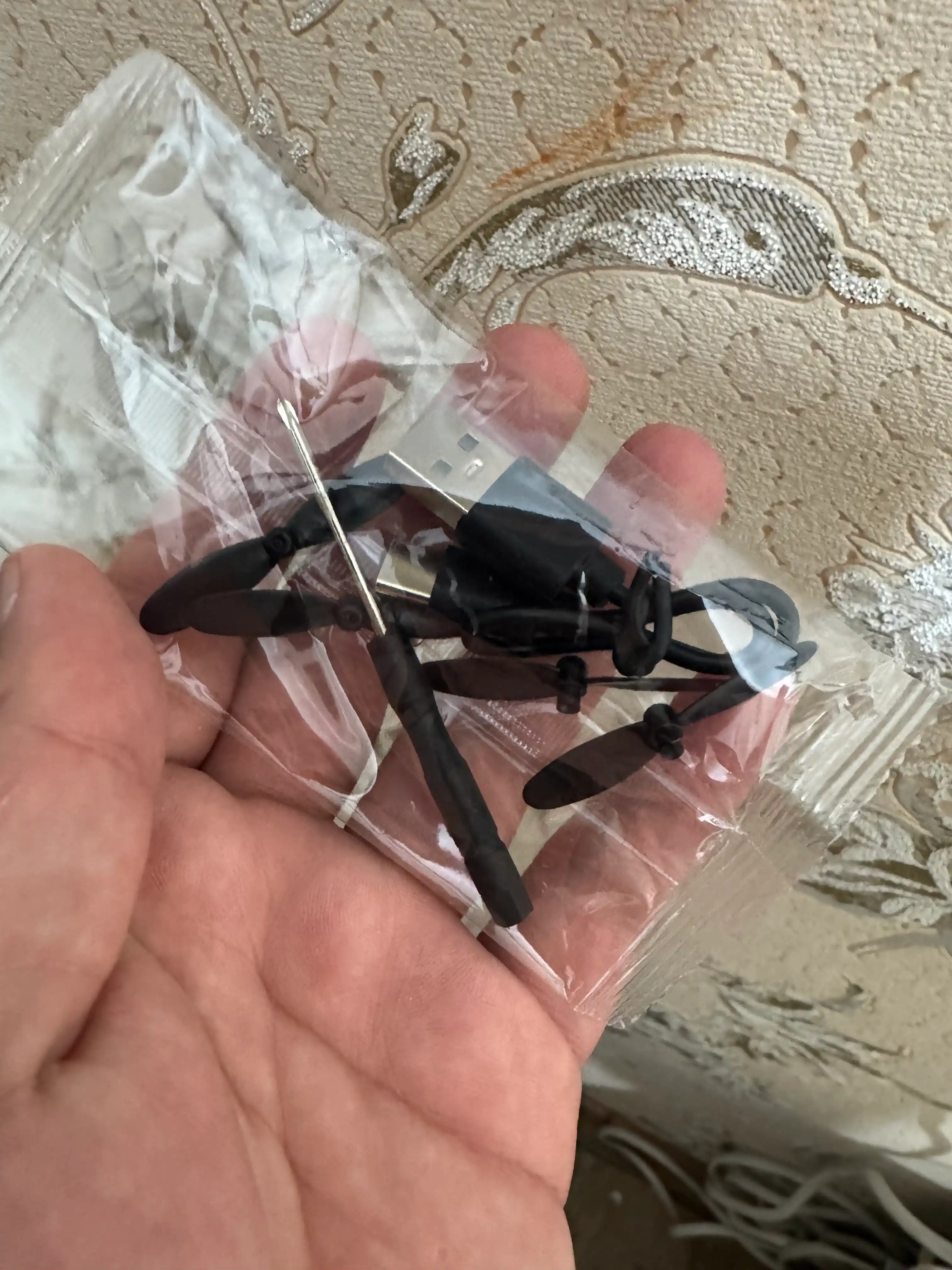 360° fokusli va yorqin RGB yoritgichli radio boshqariladigan Fighter dron samolyoti