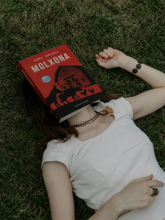 Jorj Oruell «Molxona» kitobi, o‘zbek tilidagi siyosiy satirik asar