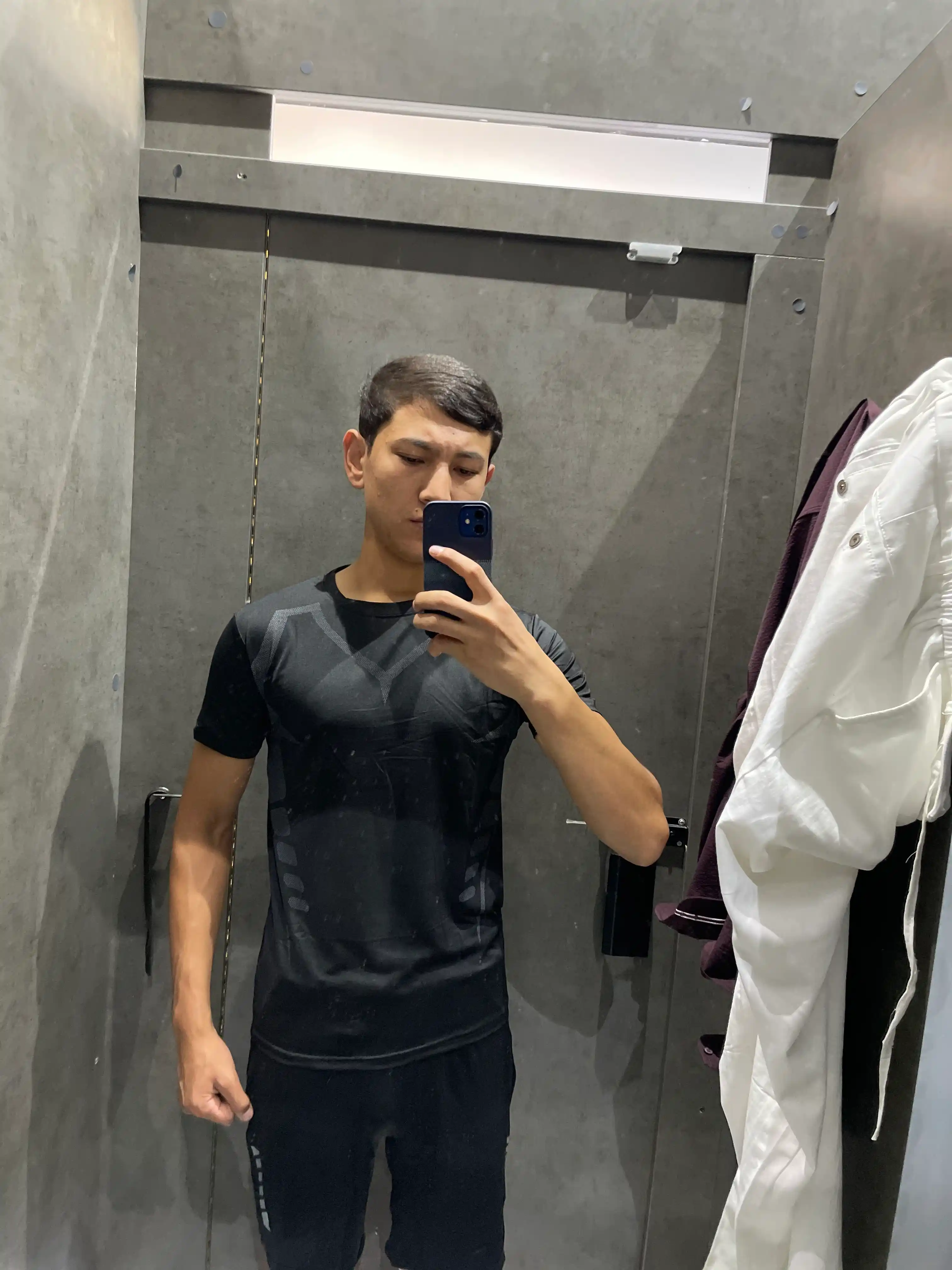 Erkaklar sport komplekti, futbolka va shortik, mashg‘ulotlar uchun nafas oluvchi sport kiyim