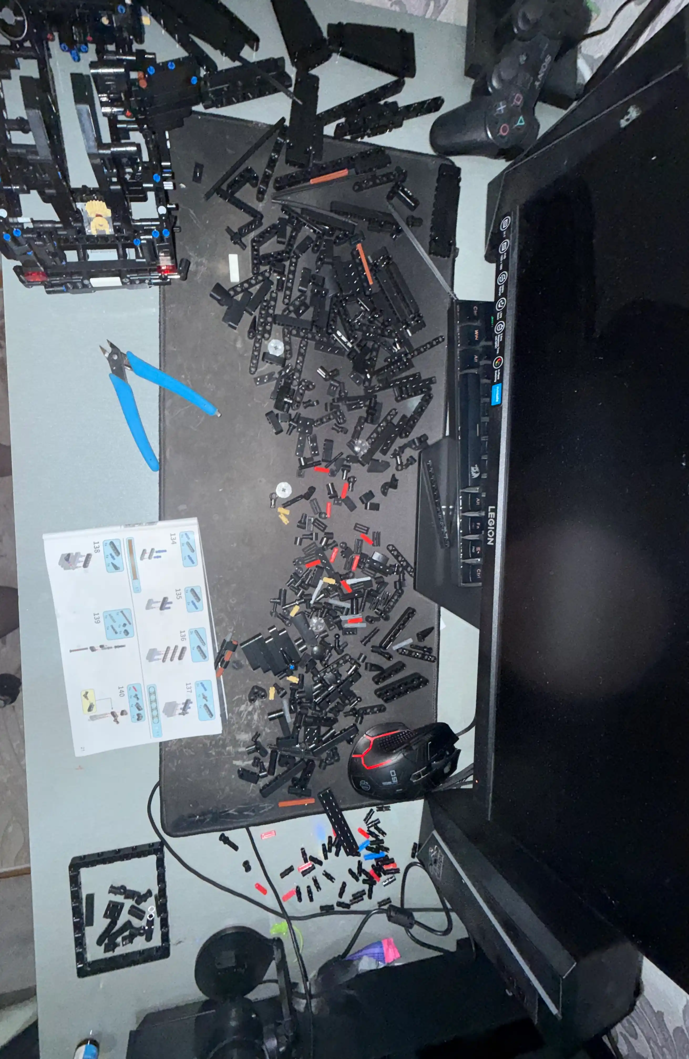 Konstruktor Lego, dvigatel va LED yoritgichli, pultli mashina