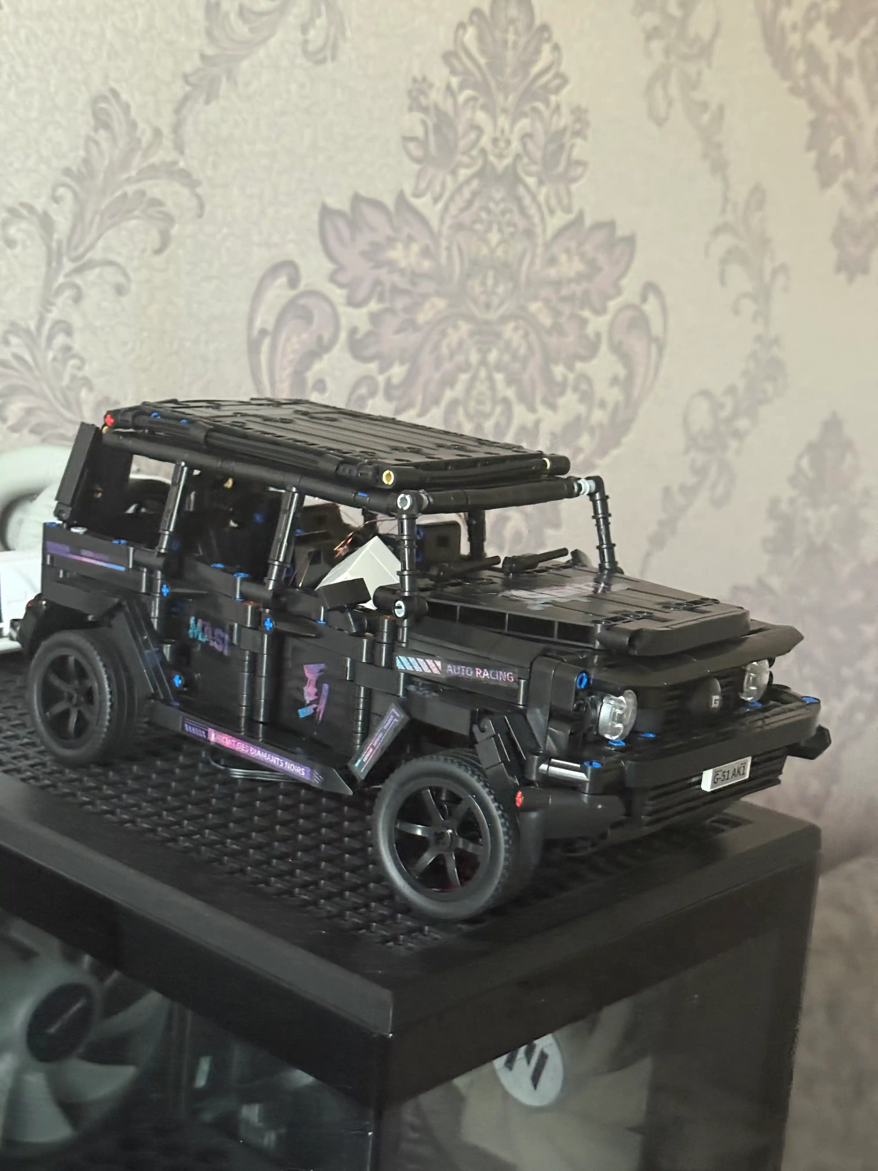 Konstruktor Lego, dvigatel va LED yoritgichli, pultli mashina