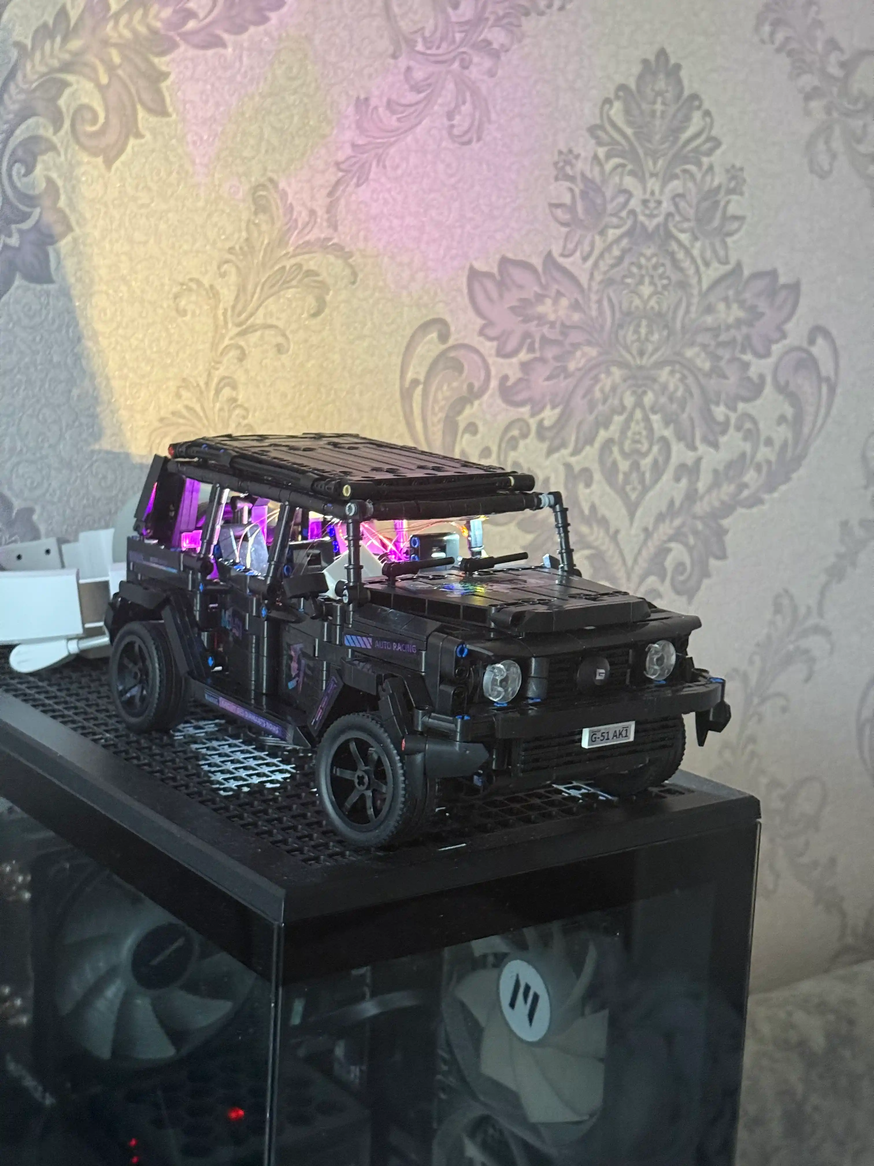 Konstruktor Lego, dvigatel va LED yoritgichli, pultli mashina