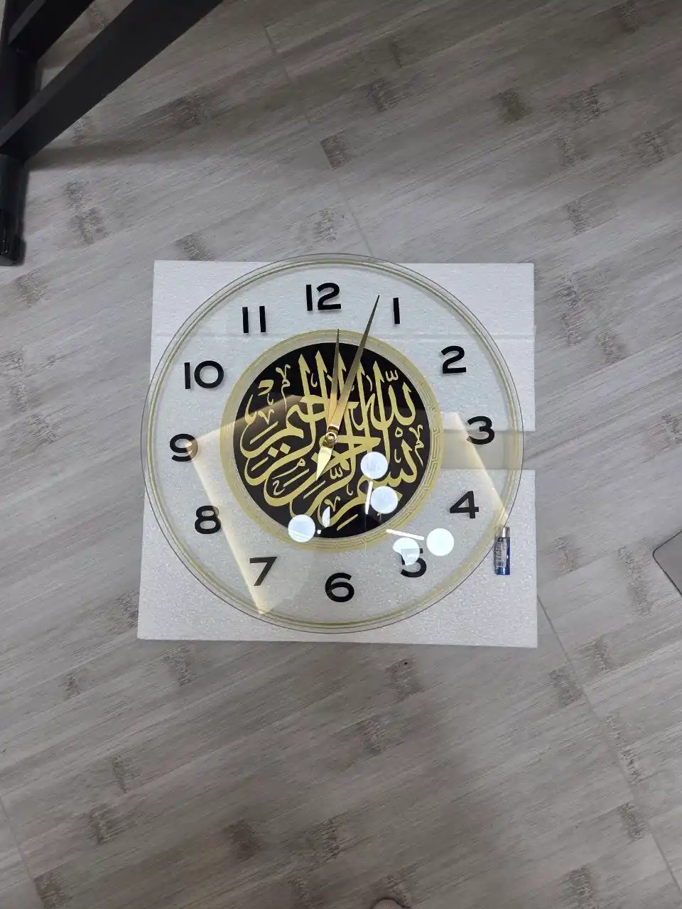 Ovozsiz dumaloq devor soati, shishalik, diametr 39 sm, batareykasi ichida