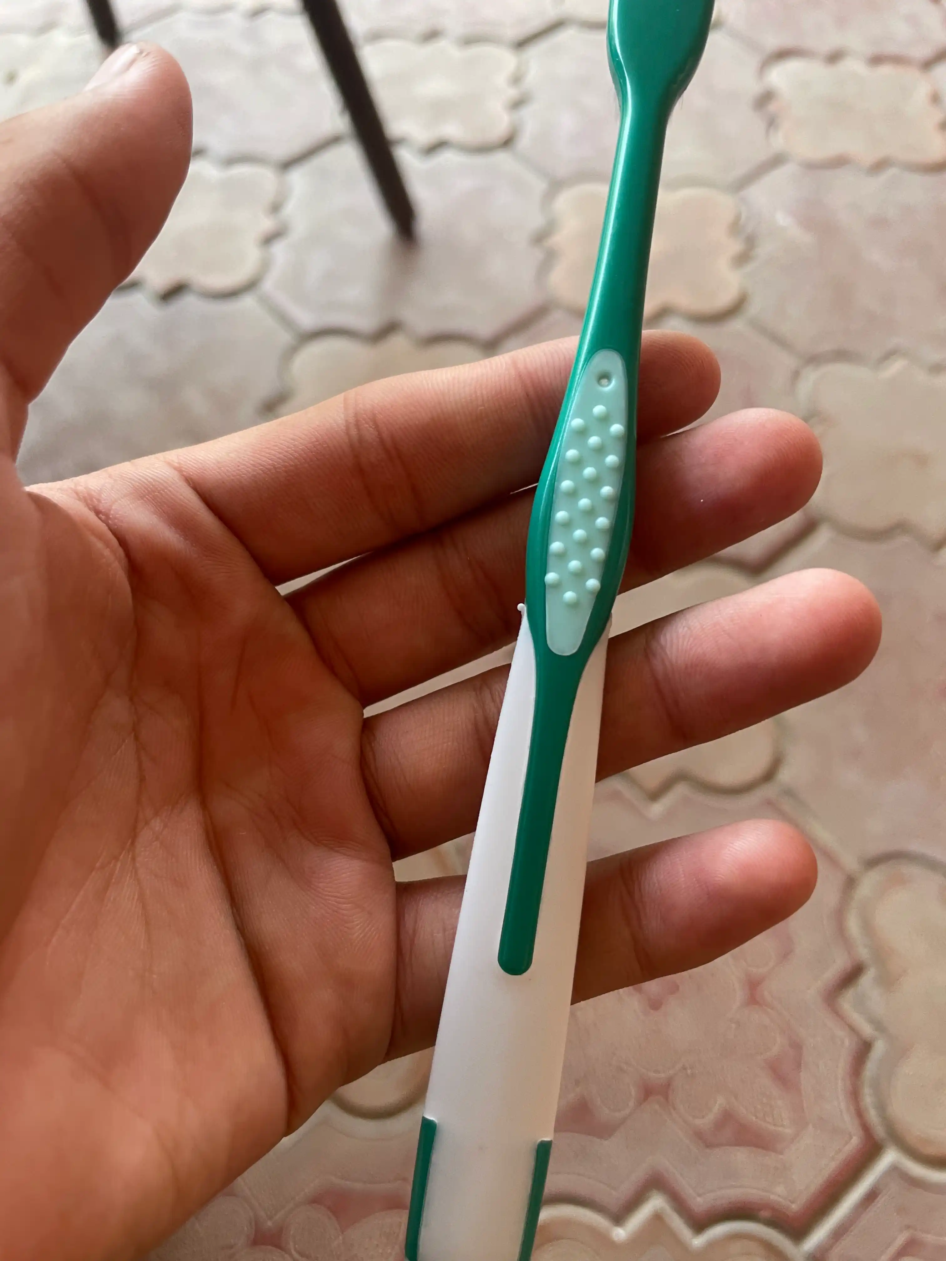 0,01 mm qalinlikdagi juda yupqa tukli yumshoq tish cho'tkasi, qopqoqli, 1 dona