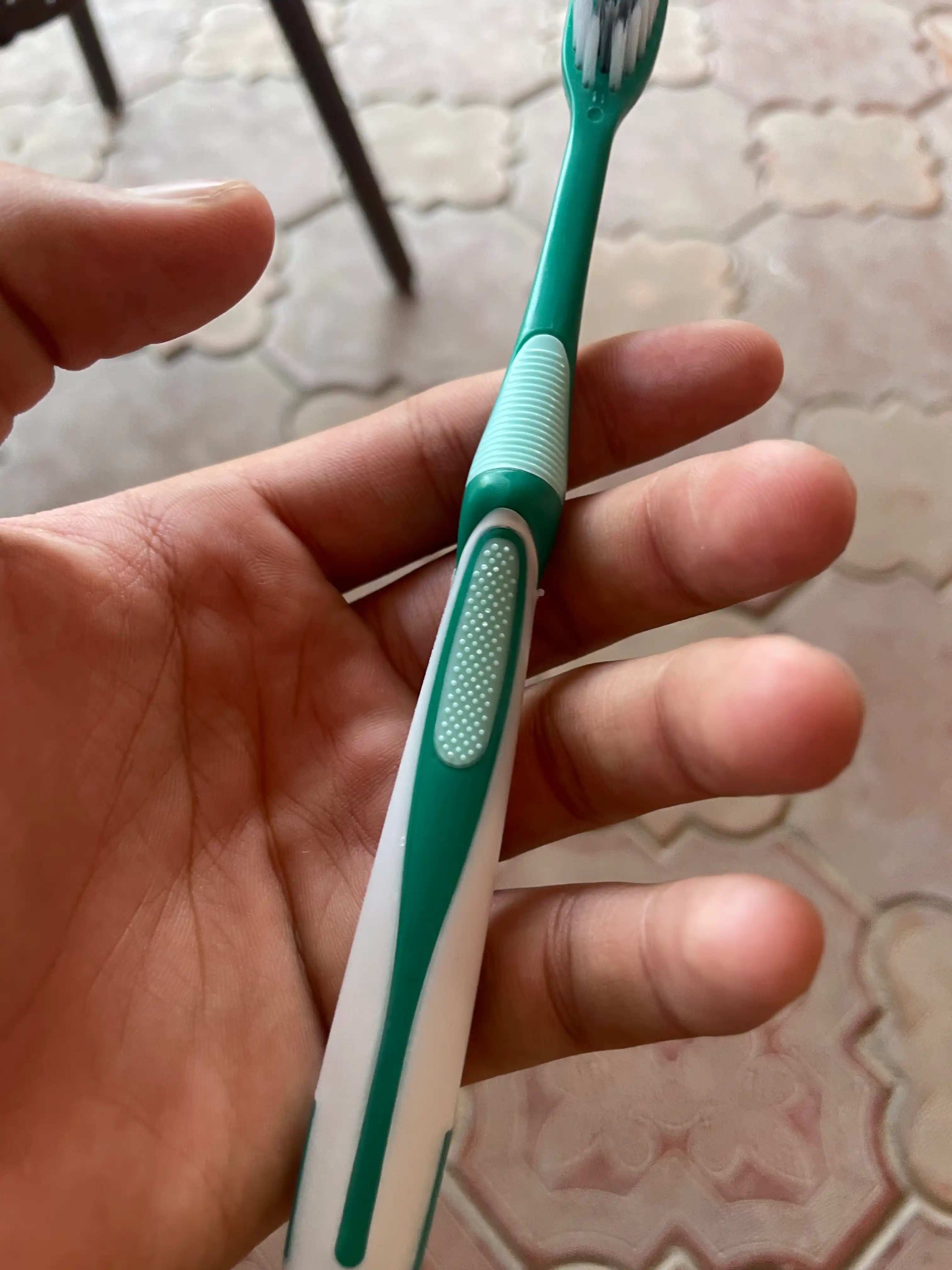 0,01 mm qalinlikdagi juda yupqa tukli yumshoq tish cho'tkasi, qopqoqli, 1 dona