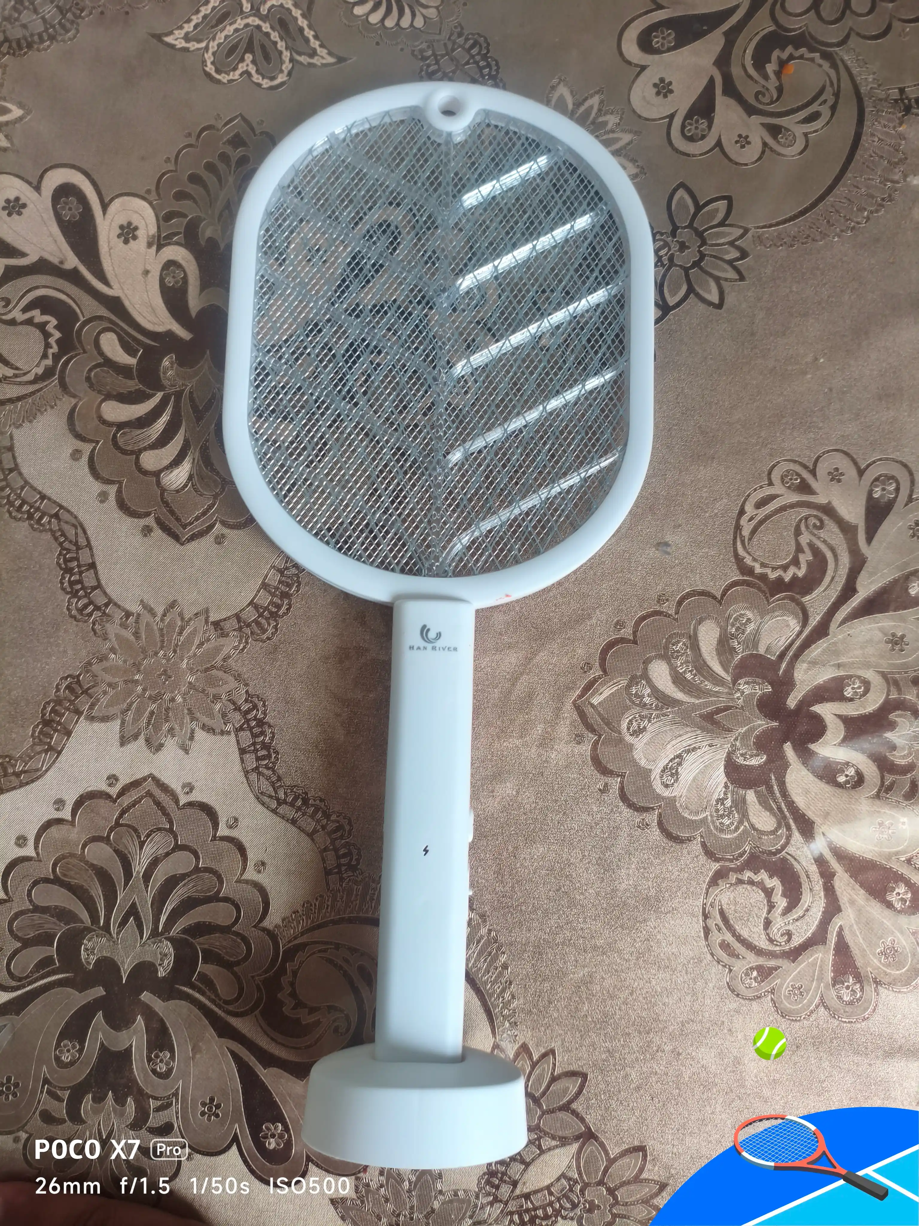Elektr pashsha o'ldirgich, ultrabinafsha nuri bilan, chivin va pashshalardan himoya qiladi