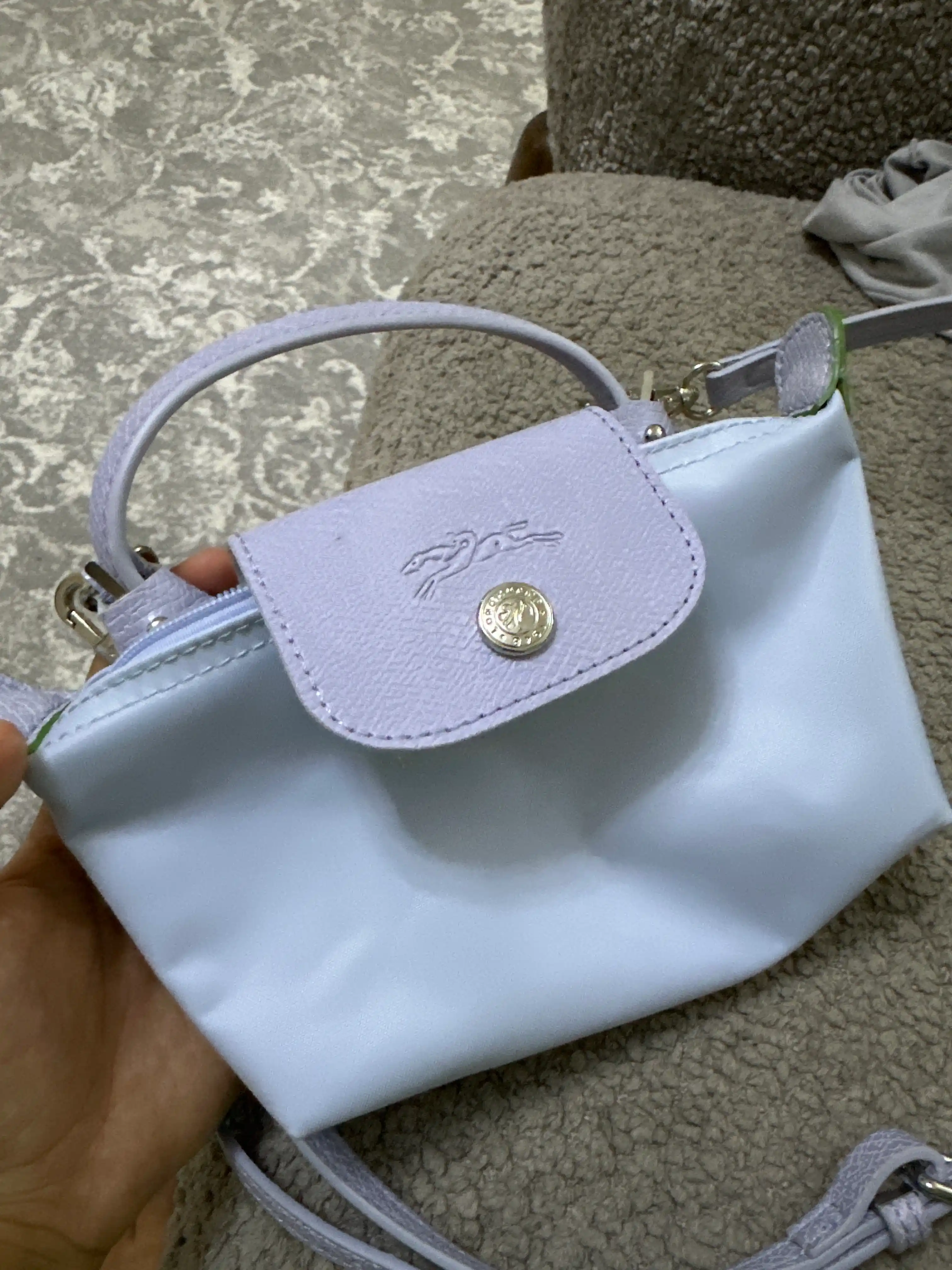 Ayollar sumkasi, mini Longchamp Le Pliage uslubida, yelkadan o‘tkazilgan ixcham