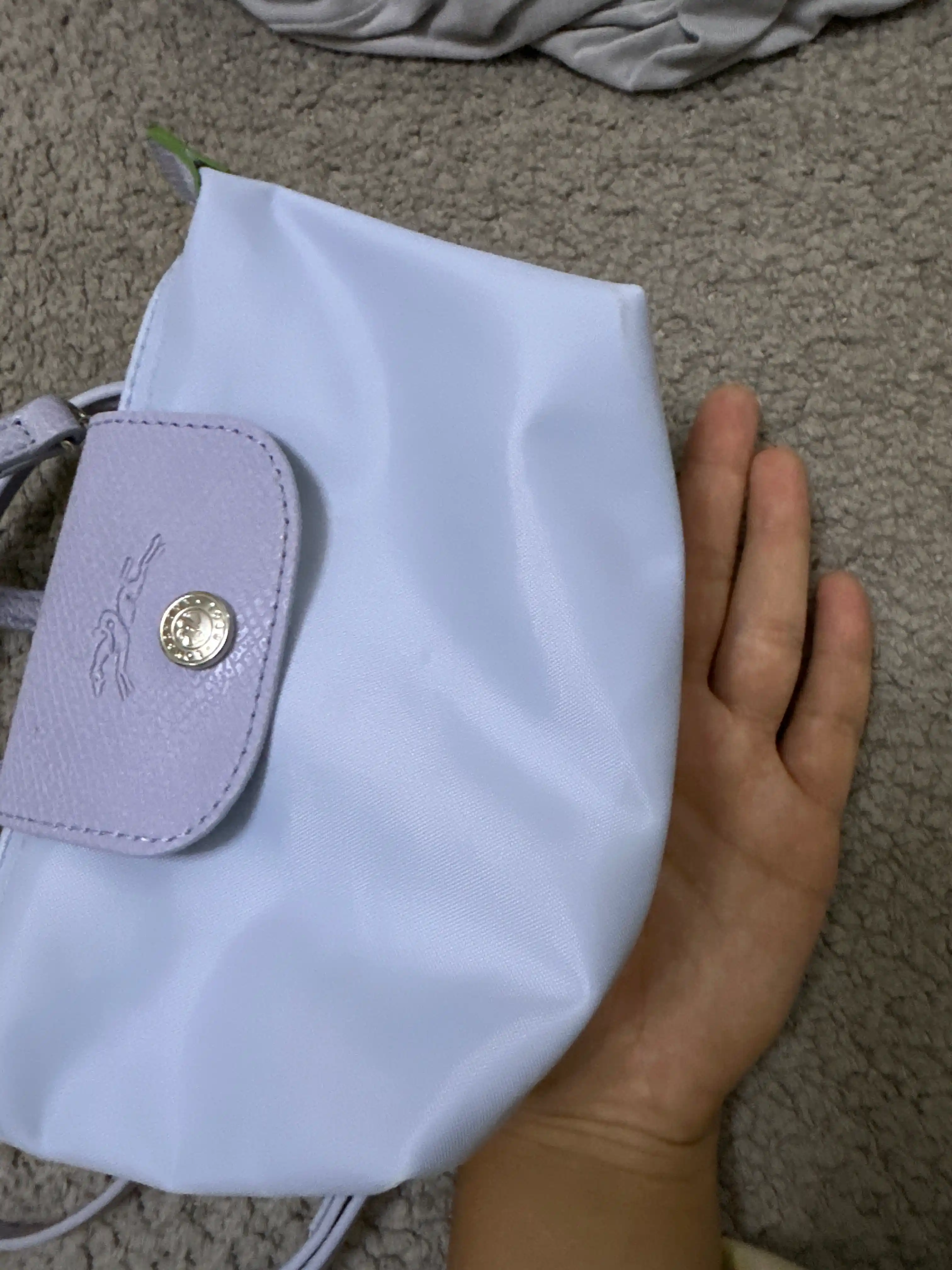 Ayollar sumkasi, mini Longchamp Le Pliage uslubida, yelkadan o‘tkazilgan ixcham