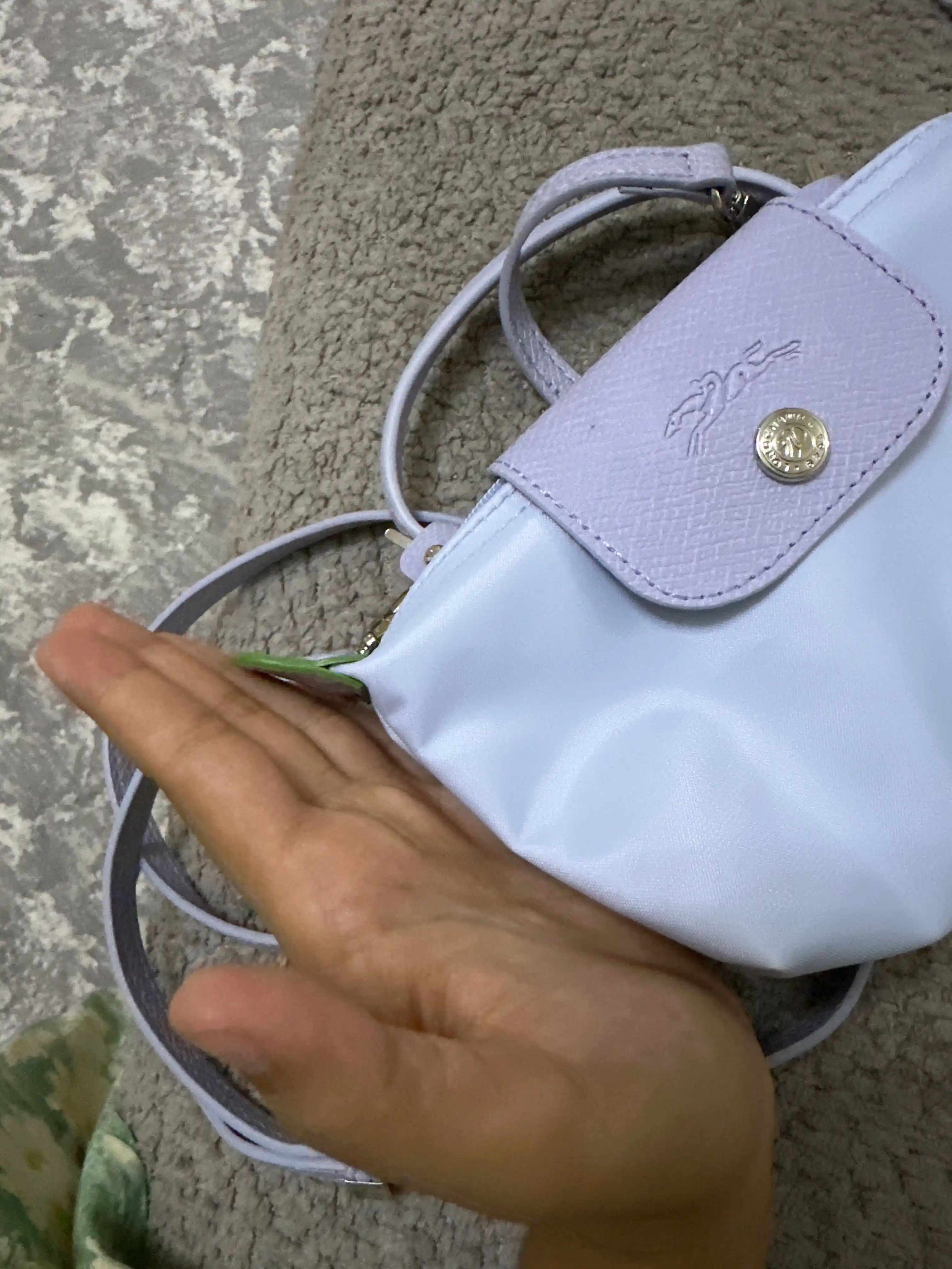 Ayollar sumkasi, mini Longchamp Le Pliage uslubida, yelkadan o‘tkazilgan ixcham