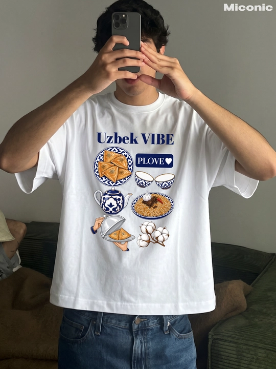 Miconic oq oversayz futbolka, o‘zbek taomlari va UZBEK VIBE yozuvi print bilan