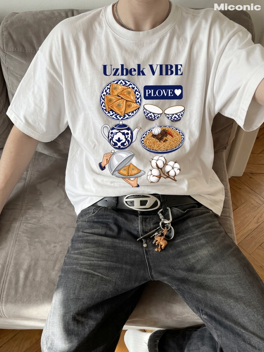 Miconic oq oversayz futbolka, o‘zbek taomlari va UZBEK VIBE yozuvi print bilan