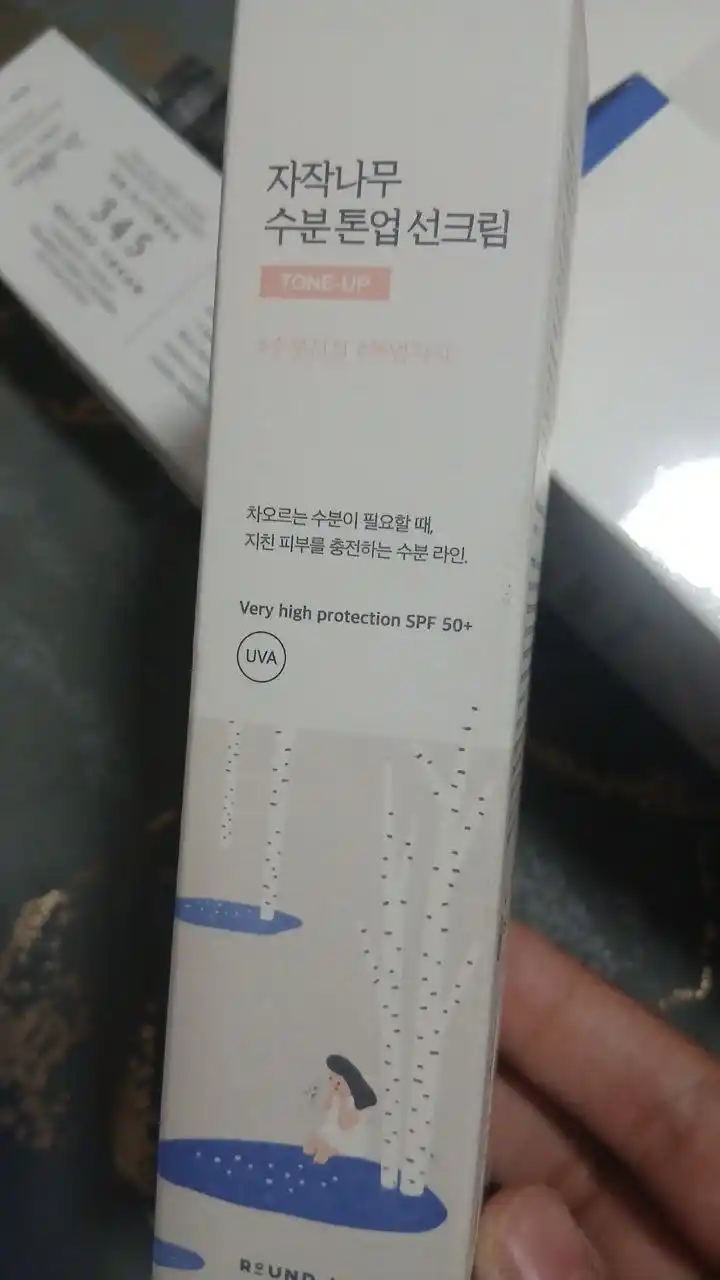Ton beruvchi quyoshdan saqlovchi krem, SPF 50 Birch Juice Moisturizing Tone Up Round Lab