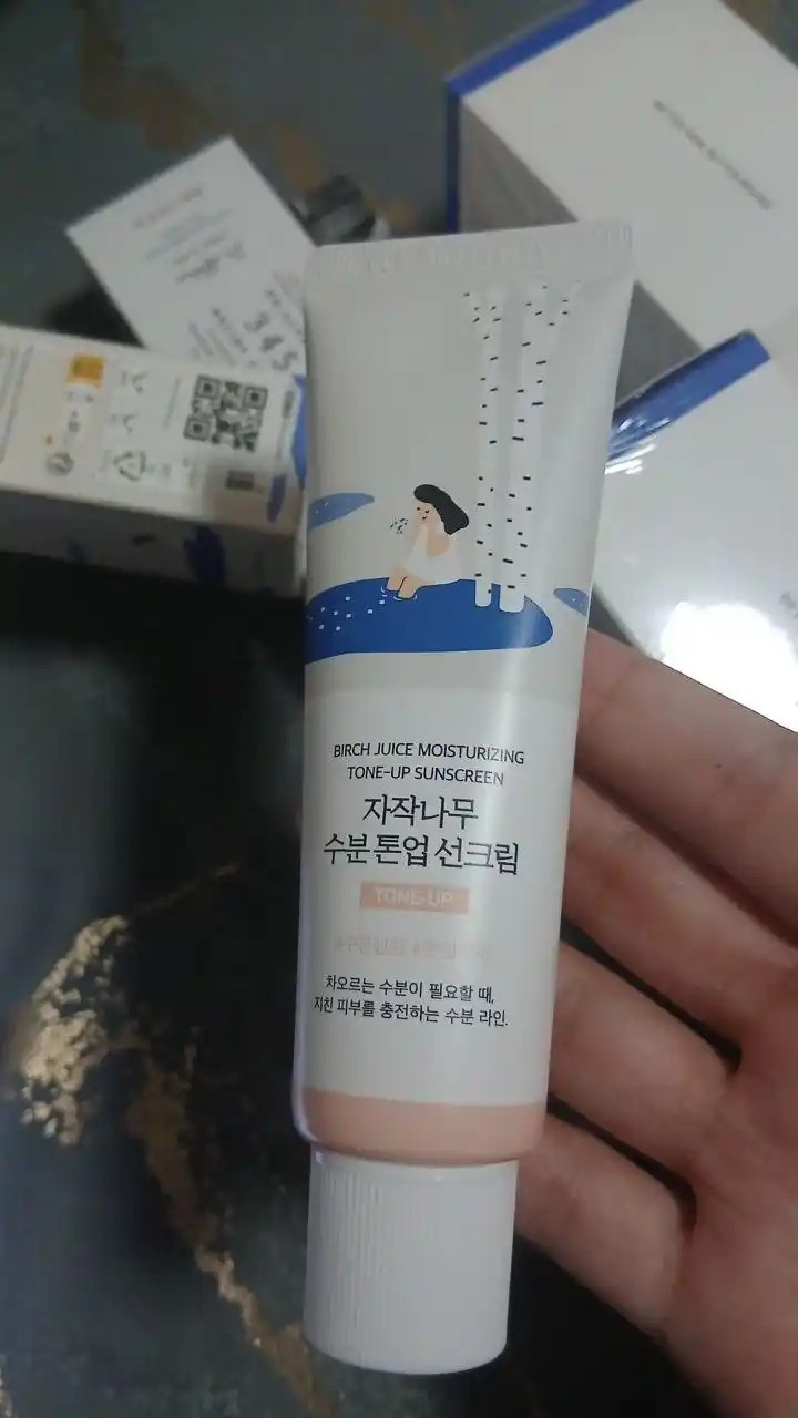Ton beruvchi quyoshdan saqlovchi krem, SPF 50 Birch Juice Moisturizing Tone Up Round Lab